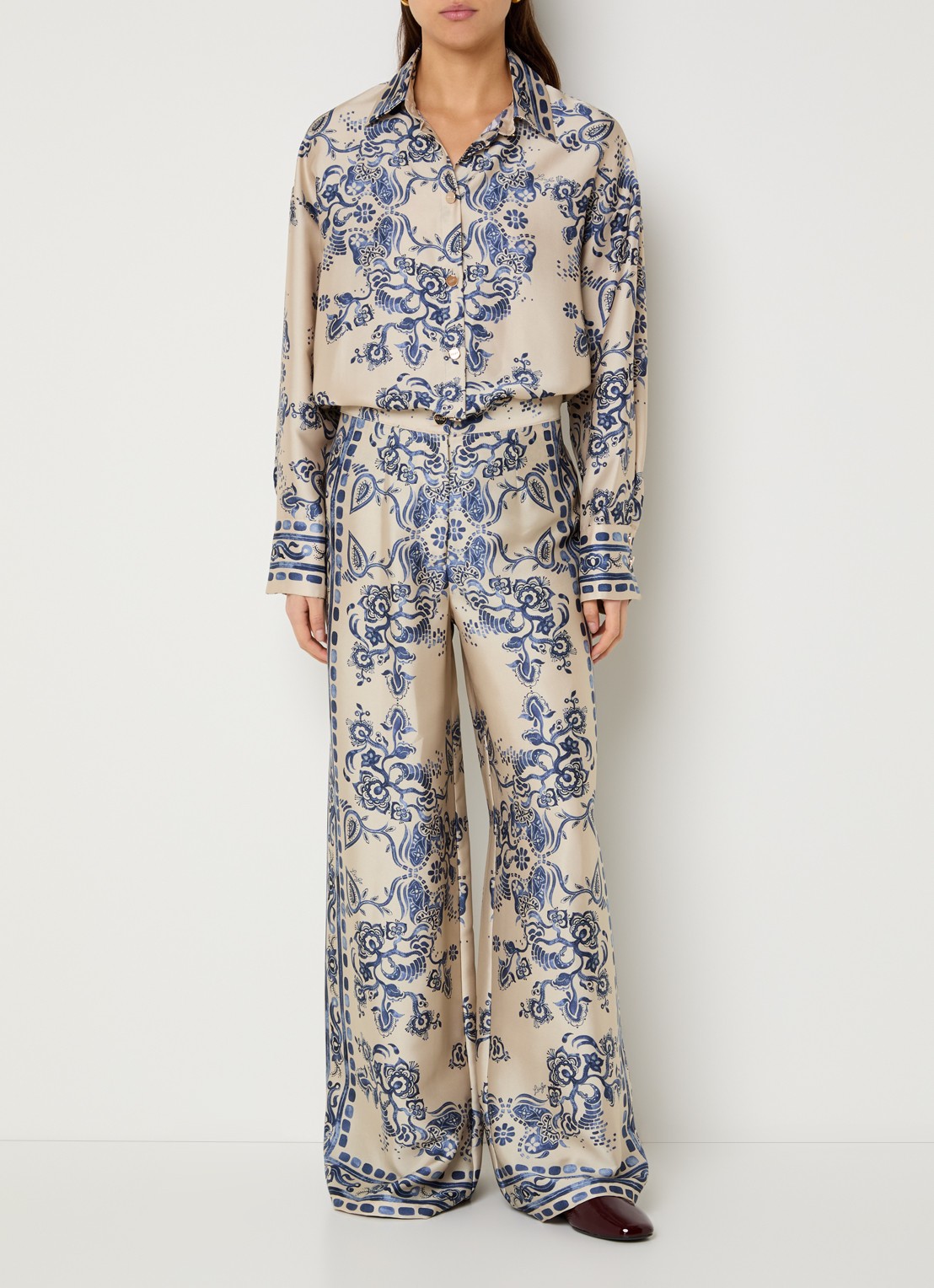 Liu Jo High waist wide fit palazzobroek van satijn met bloemenprint - voorkant 3 beige