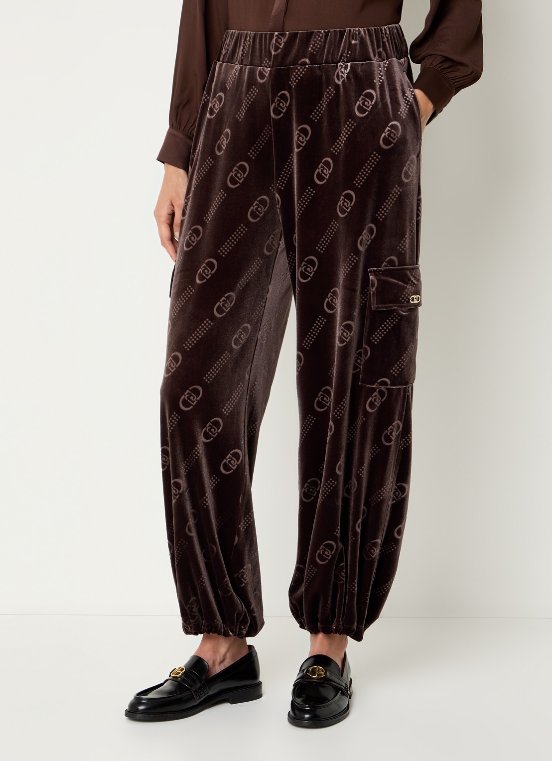 Liu Jo Mid waist tapered fit broek van fluweel met logoprint - detail 4 chocoladebruin