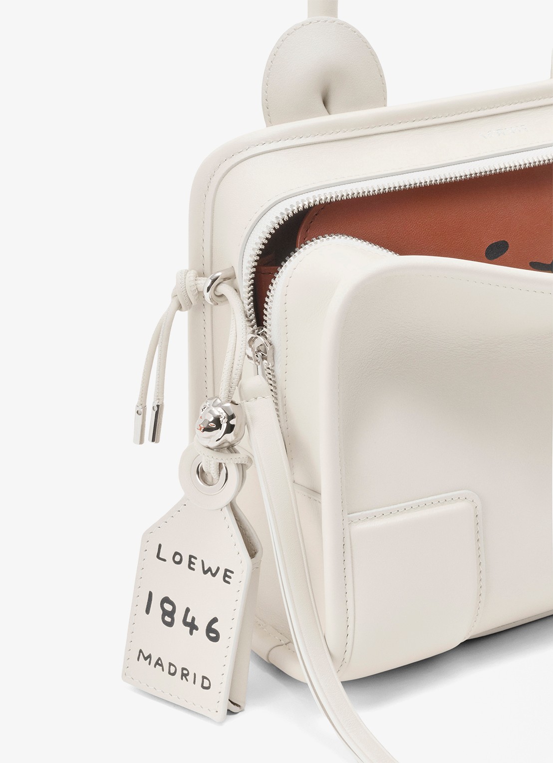 LOEWE Amazona 180 Small Lion Intarsio handtas van kalfsleer - detail 4 gebroken wit