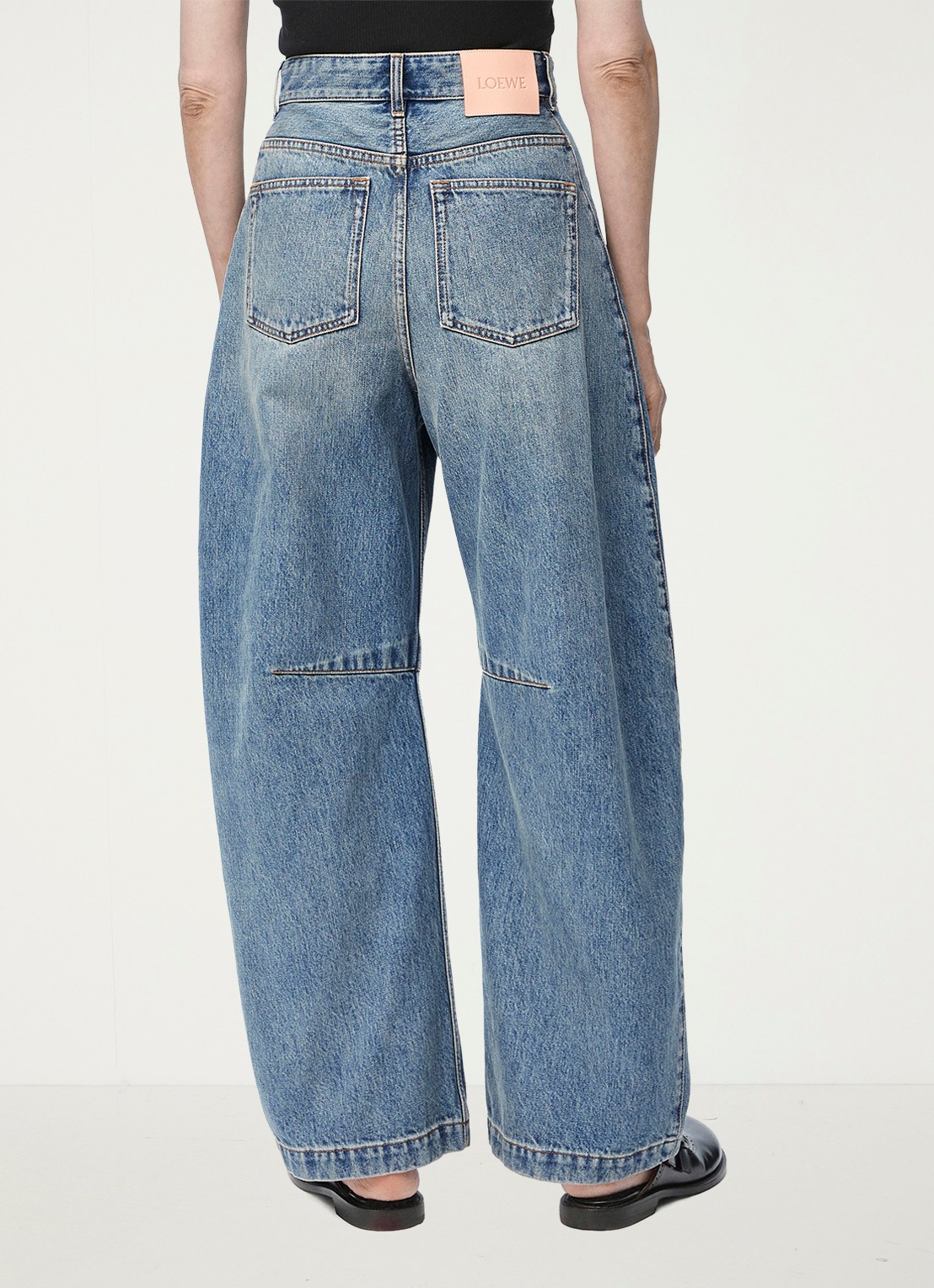 LOEWE Anagram high waist loose fit jeans met medium wassing - achterkant indigo