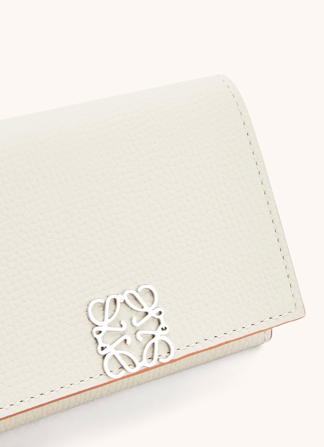 LOEWE Anagram portemonnee van kalfsleer - detail 6 gebroken wit