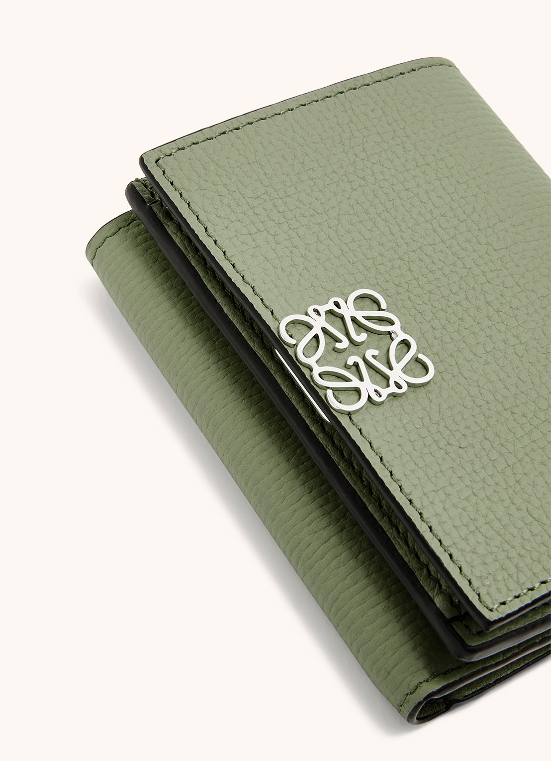 LOEWE Anagram portemonnee van kalfsleer - detail 2 lindegroen