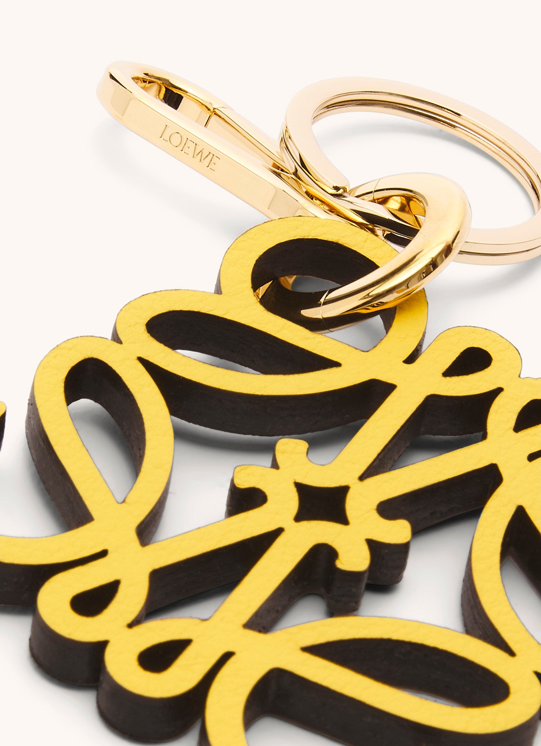 LOEWE Anagram sleutelhanger van kalfsleer - detail 2 abrikoos