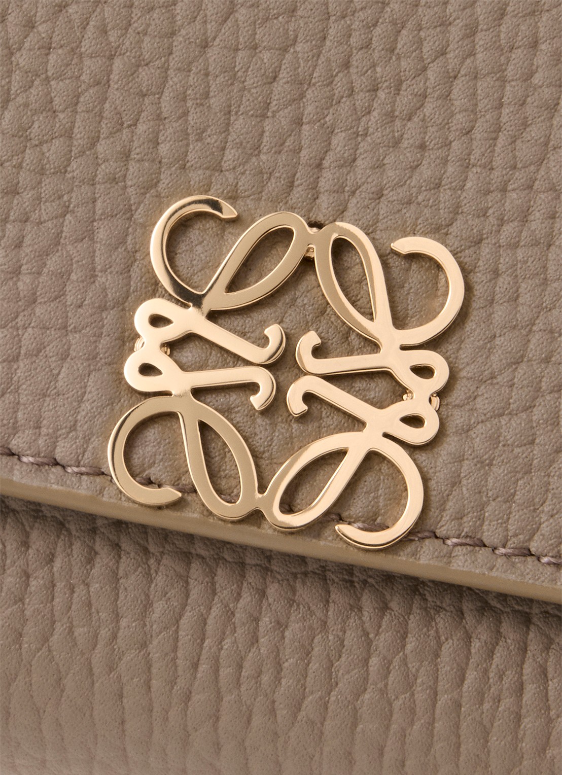 LOEWE Anagram Small portemonnee van kalfsleer - detail 2 taupe