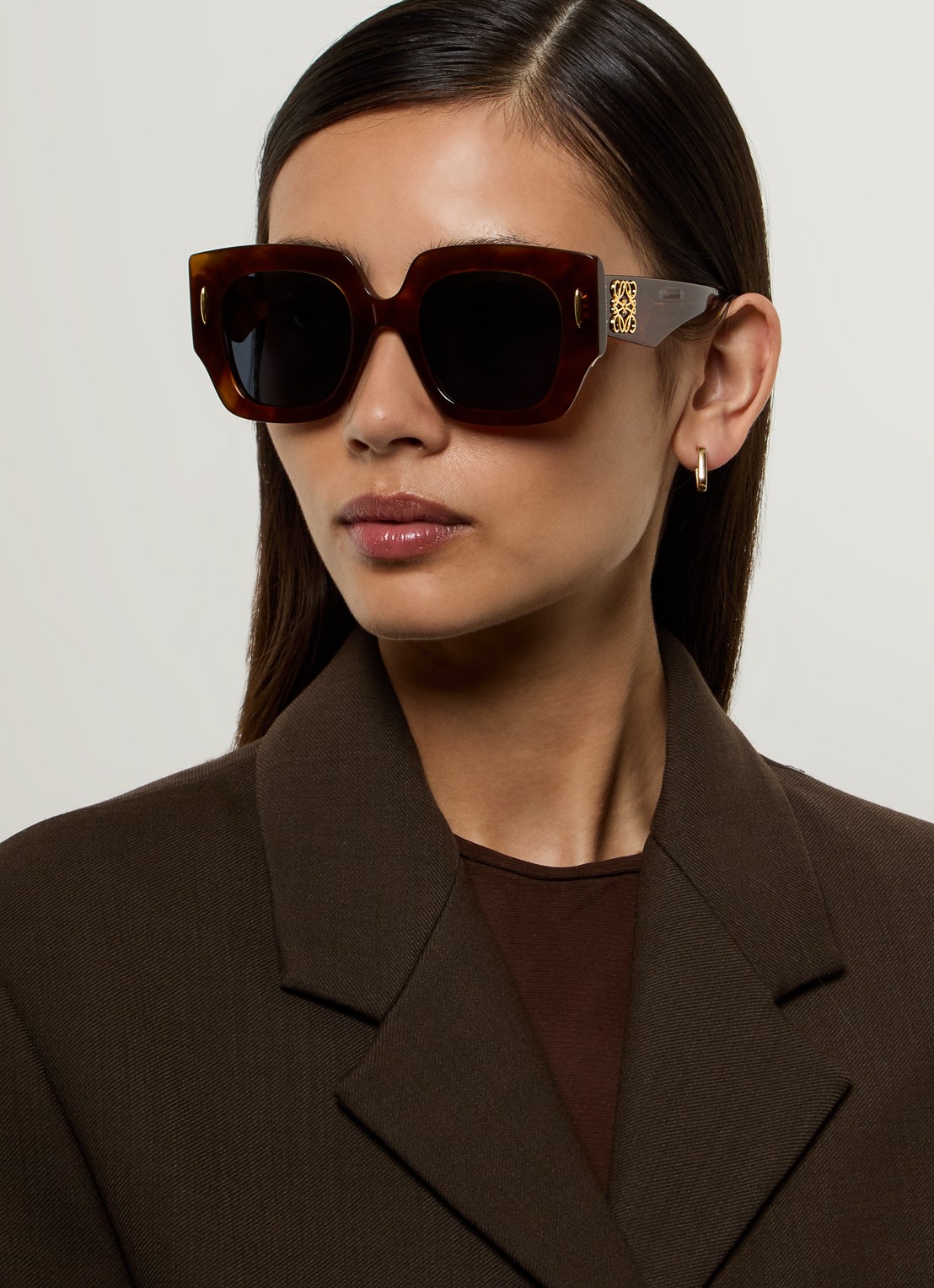 LOEWE Anagram zonnebril LW40129U - voorkant 5 hazelnootbruin