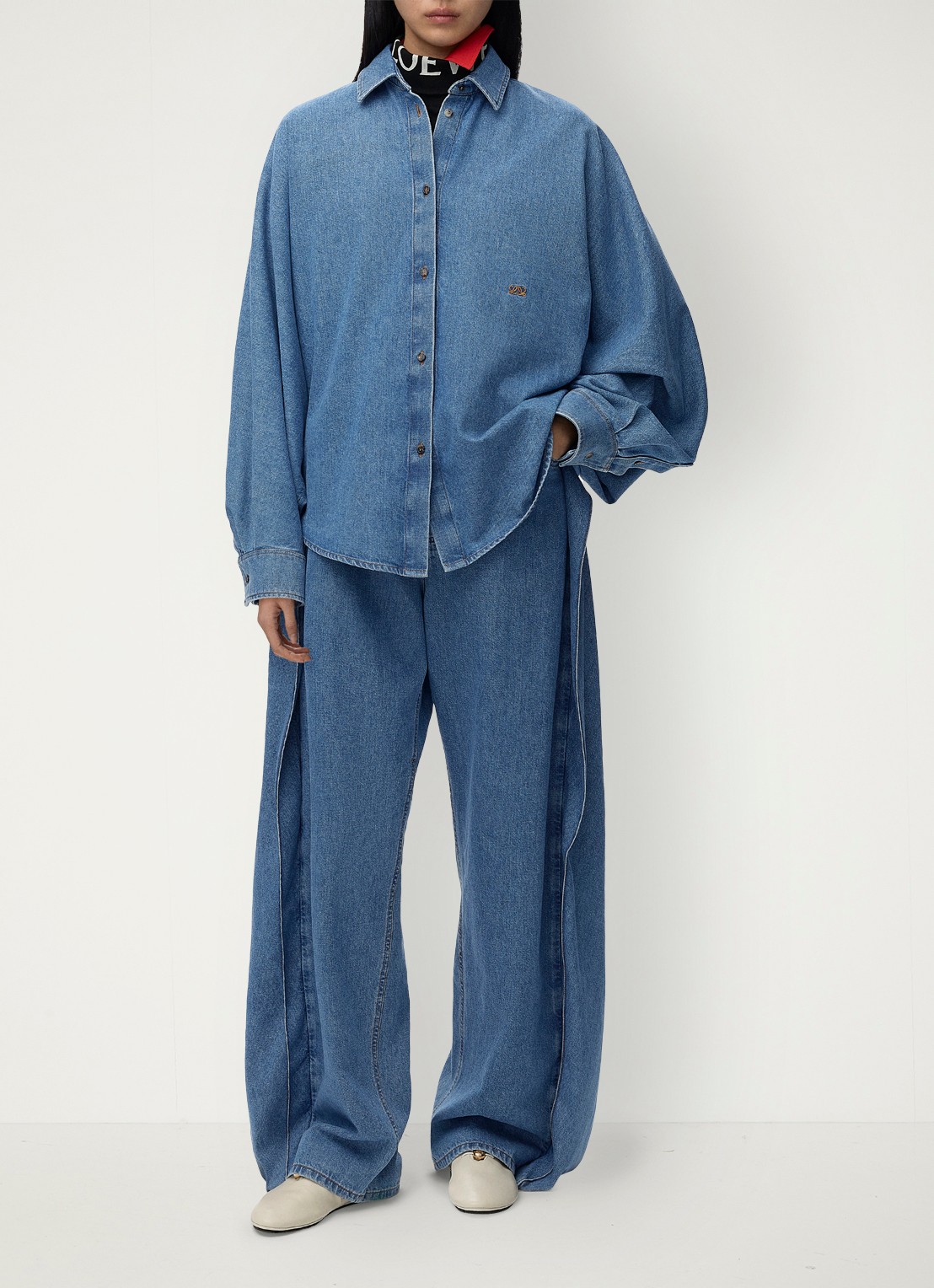 LOEWE Blouse van denim met logoborduring - voorkant 3 indigo