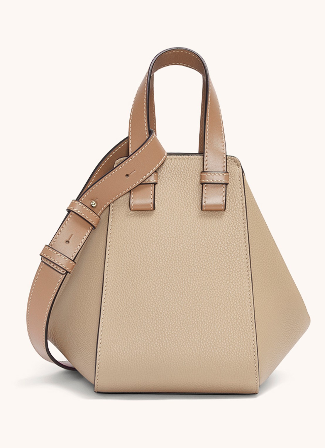 LOEWE Compact Hammock handtas van kalfsleer - detail 2 zand