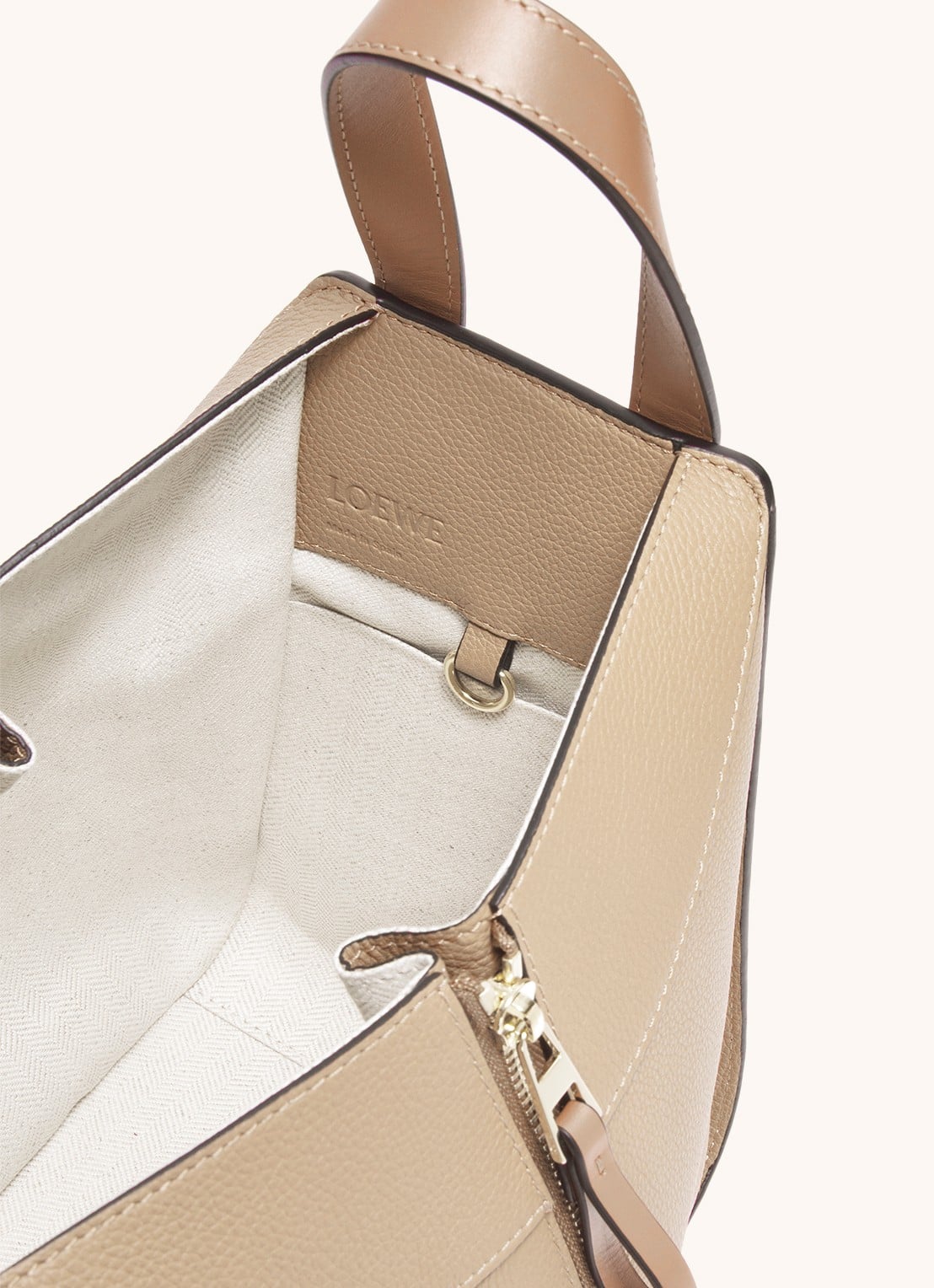 LOEWE Compact Hammock handtas van kalfsleer - detail 4 zand