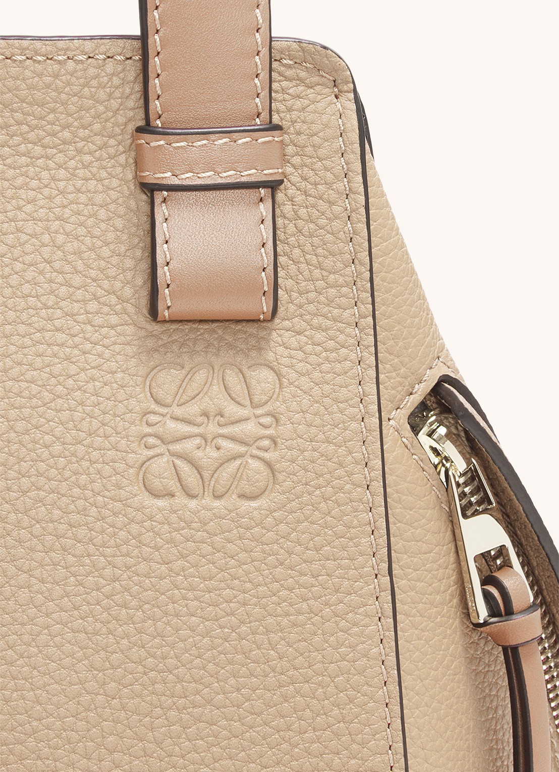 LOEWE Compact Hammock handtas van kalfsleer - detail 5 zand
