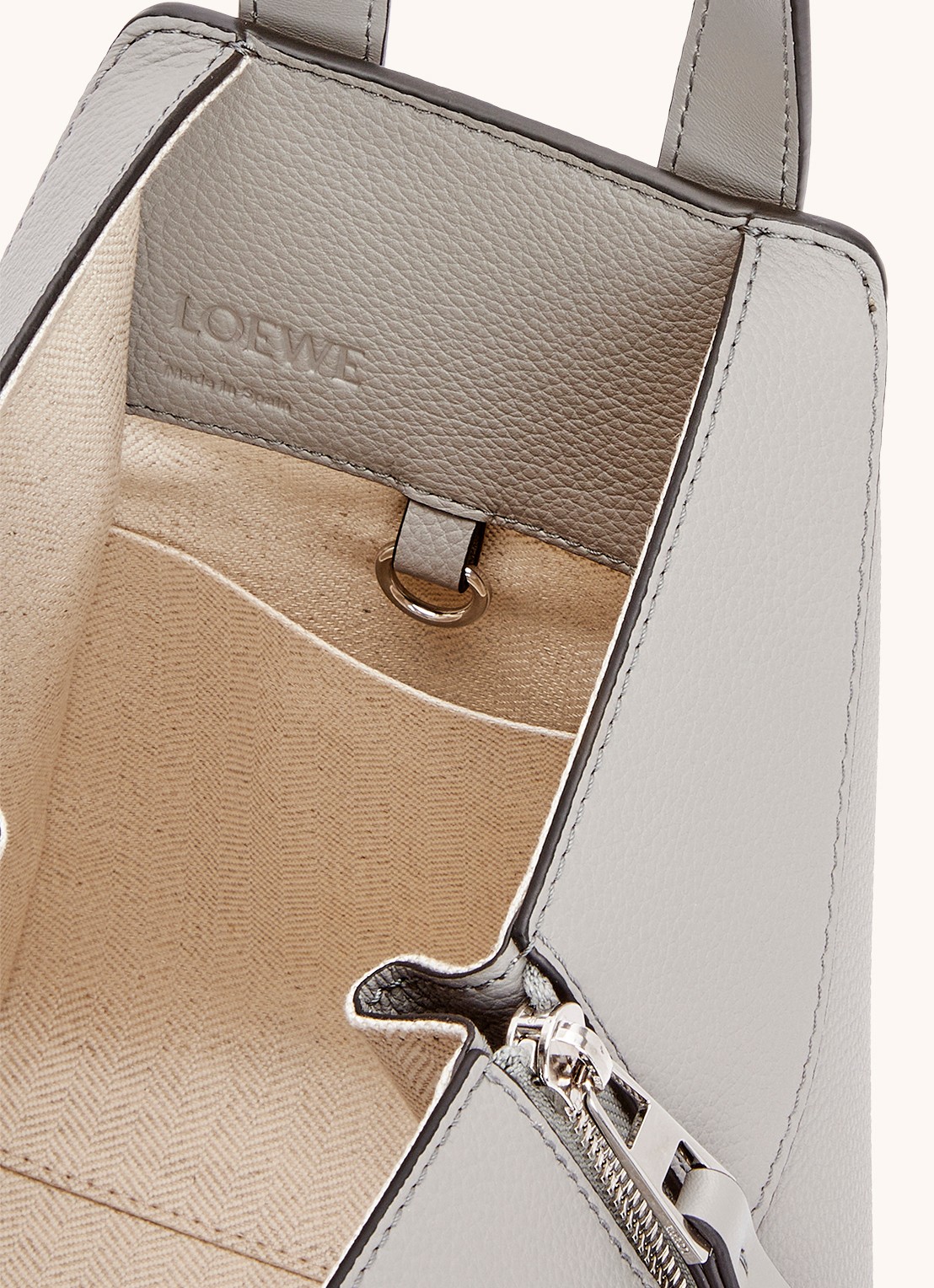 LOEWE Compact Hammock handtas van kalfsleer - detail 7 lichtgrijs