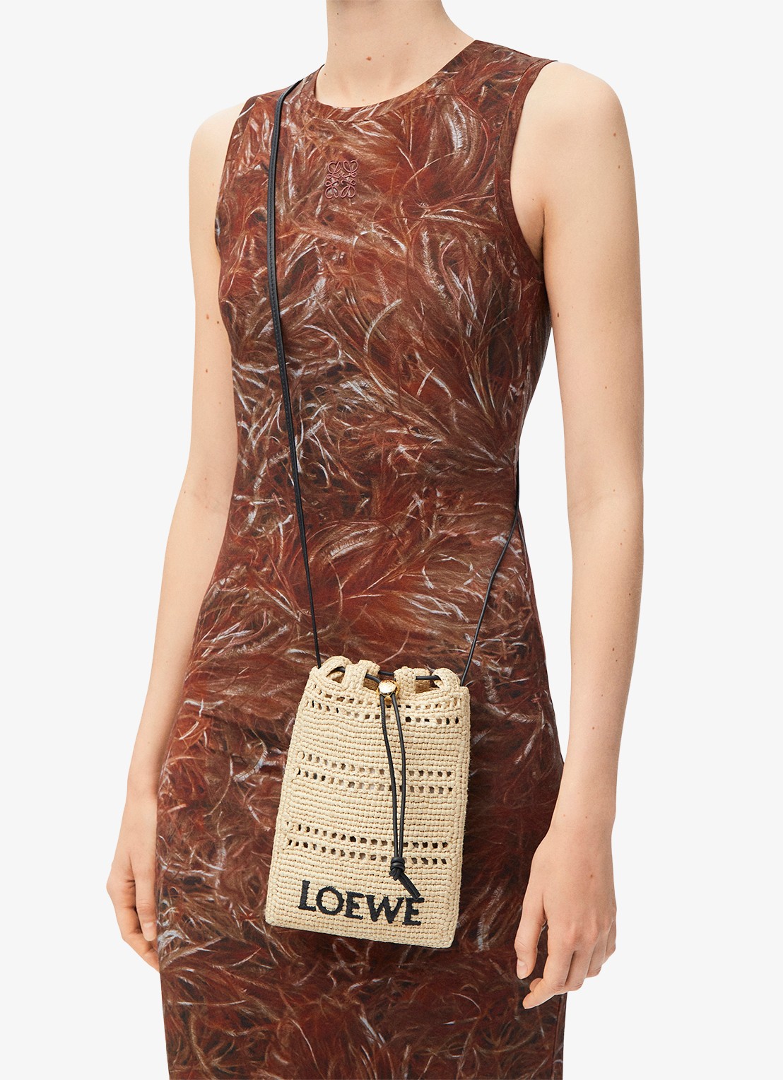 LOEWE Crossbodytas van raffia met logoborduring - voorkant 2 creme