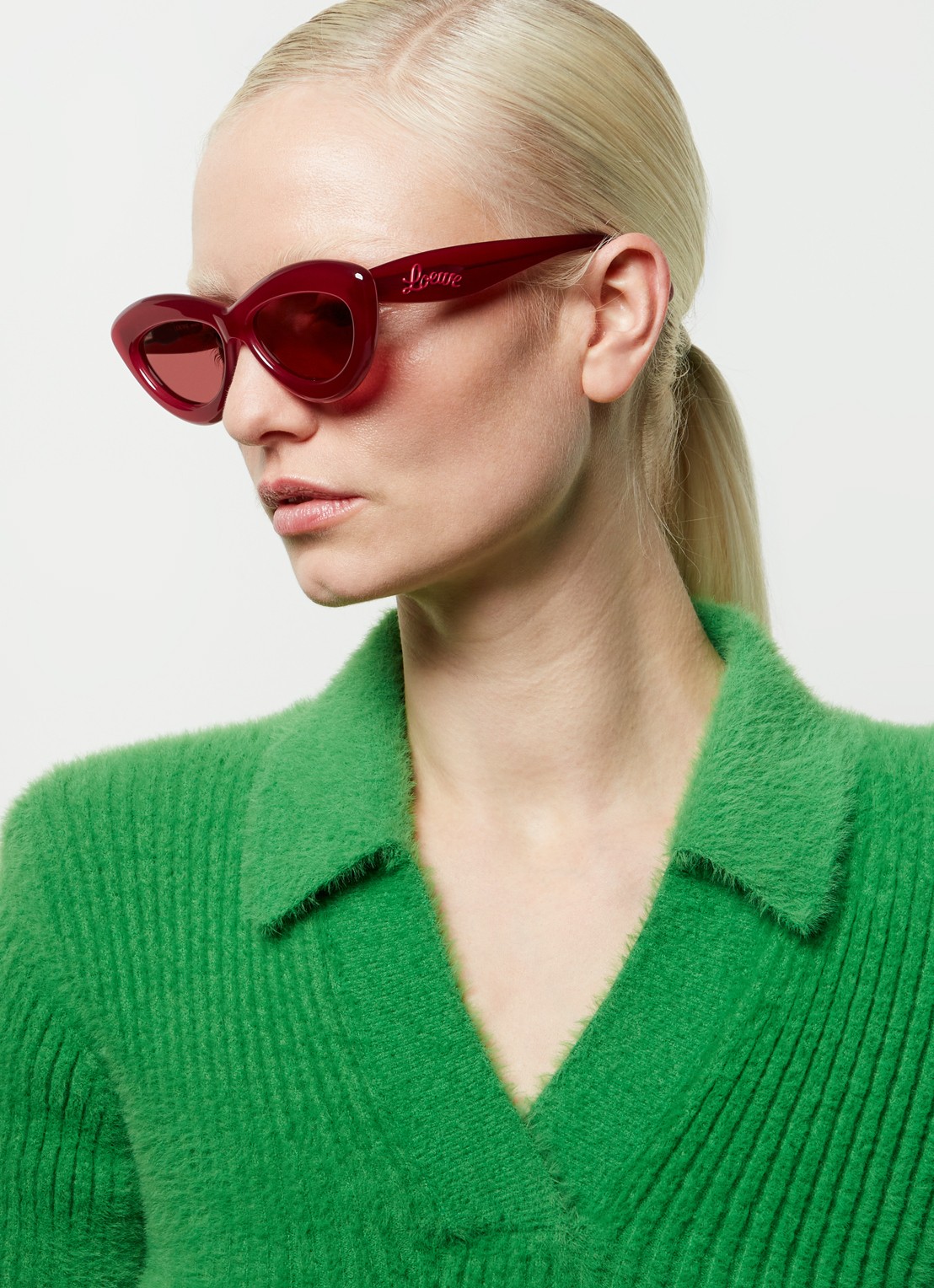 LOEWE Curvy zonnebril LW40096I - voorkant 5 kersenrood