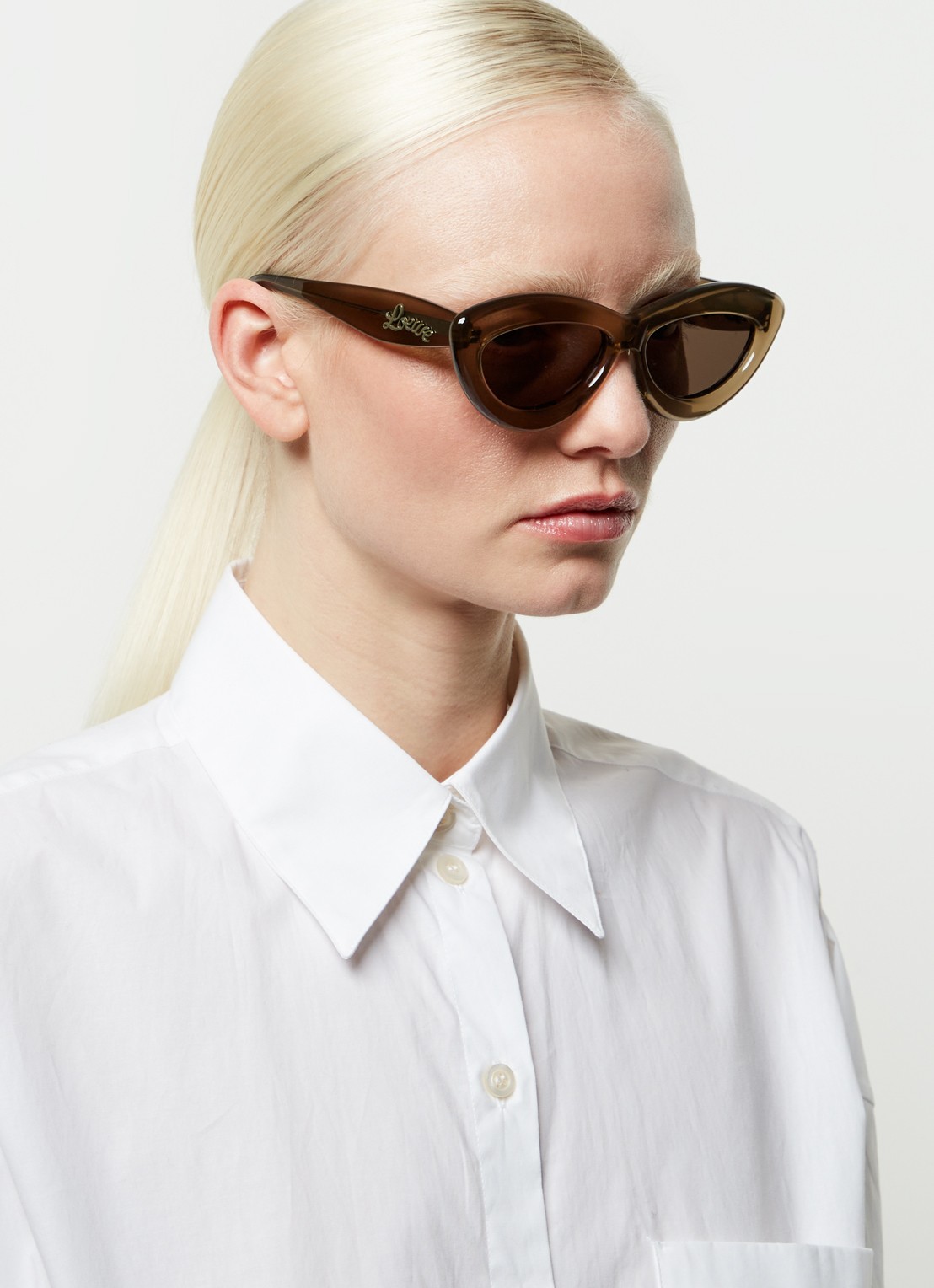 LOEWE Curvy zonnebril LW40096I - voorkant 2 olijfgroen