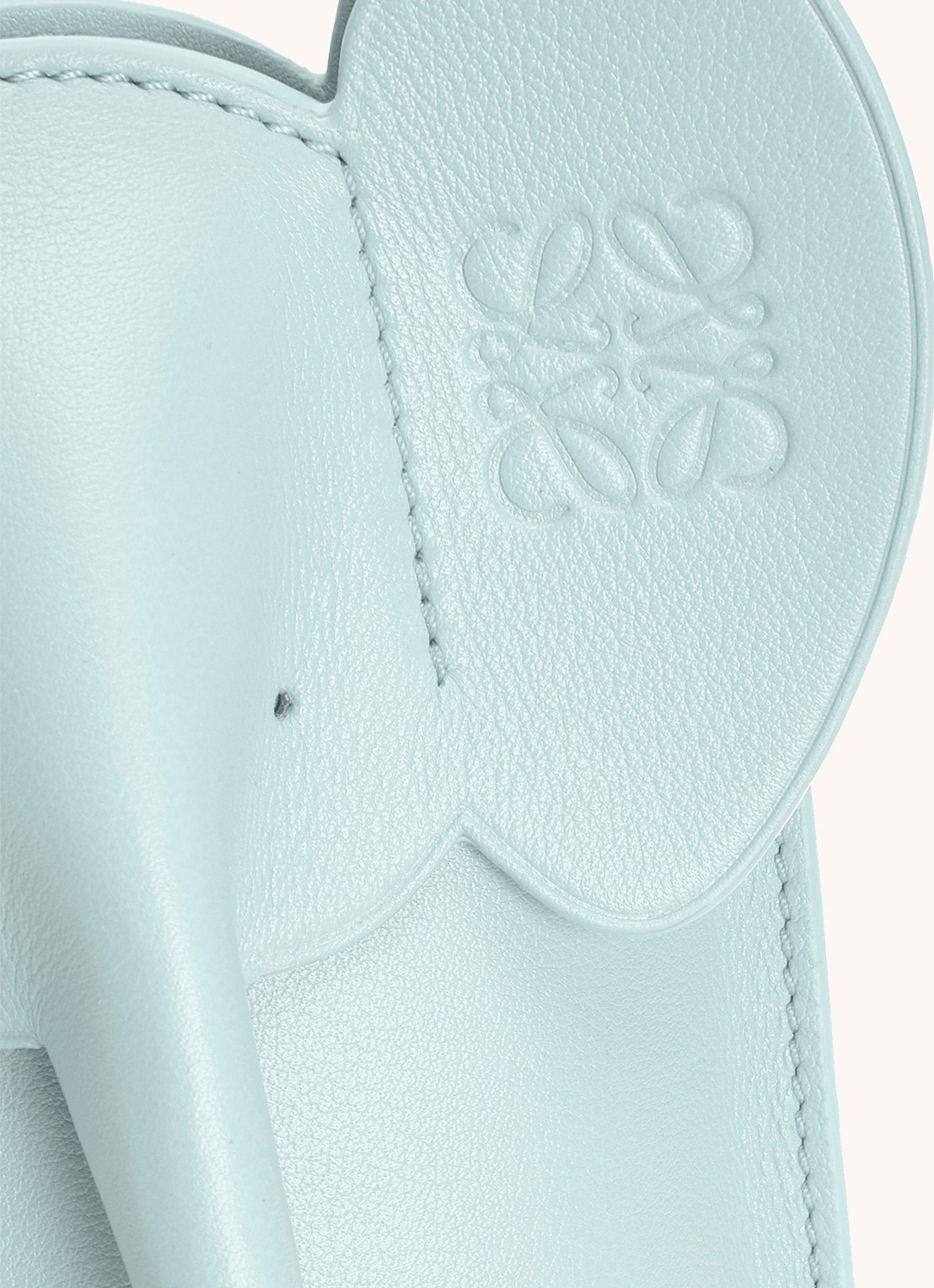 LOEWE Elephant Pocket clutch van kalfsleer - detail lichtblauw