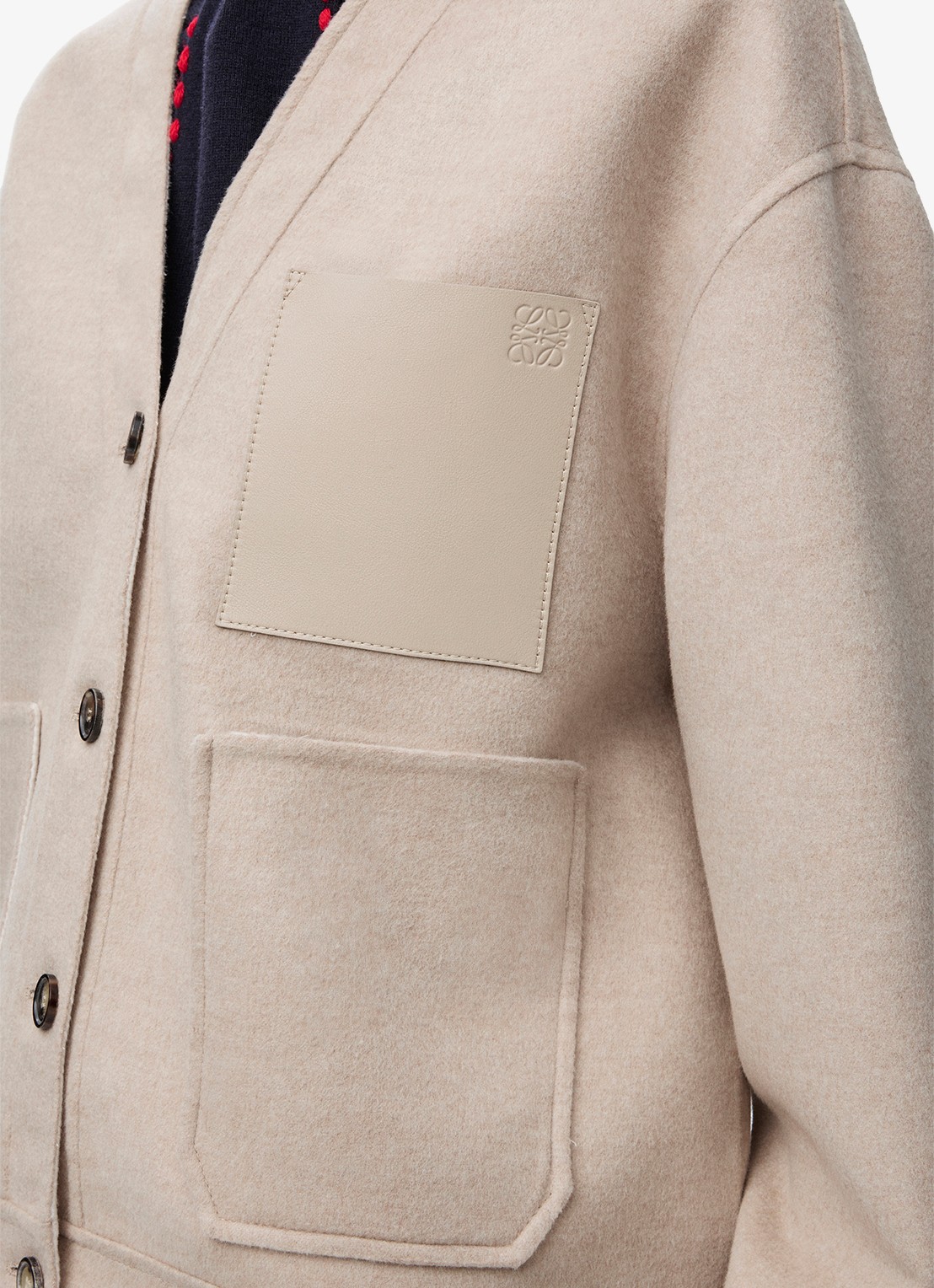 LOEWE Fijngebreid vest in kasjmierblend met opgestikte zakken - detail 4 zand