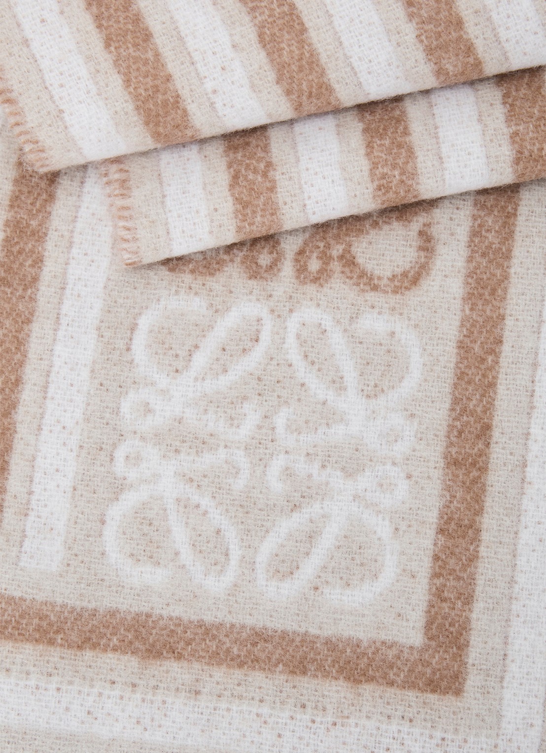 LOEWE Fijngebreide sjaal in kasjmierblend met logo 180 x 30 cm - detail 3 beige