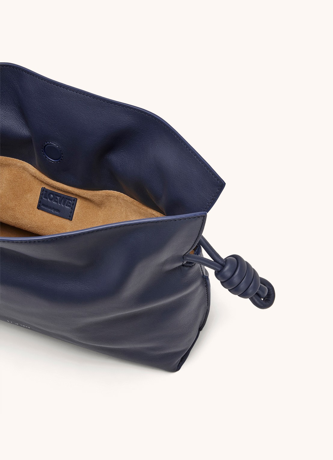 LOEWE Flamenco clutch van kalfsleer - detail 2 donkerblauw