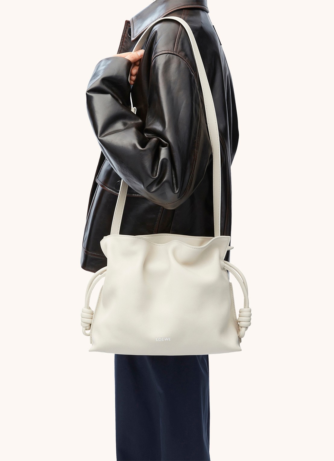 LOEWE Flamenco clutch van kalfsleer - detail 6 beige