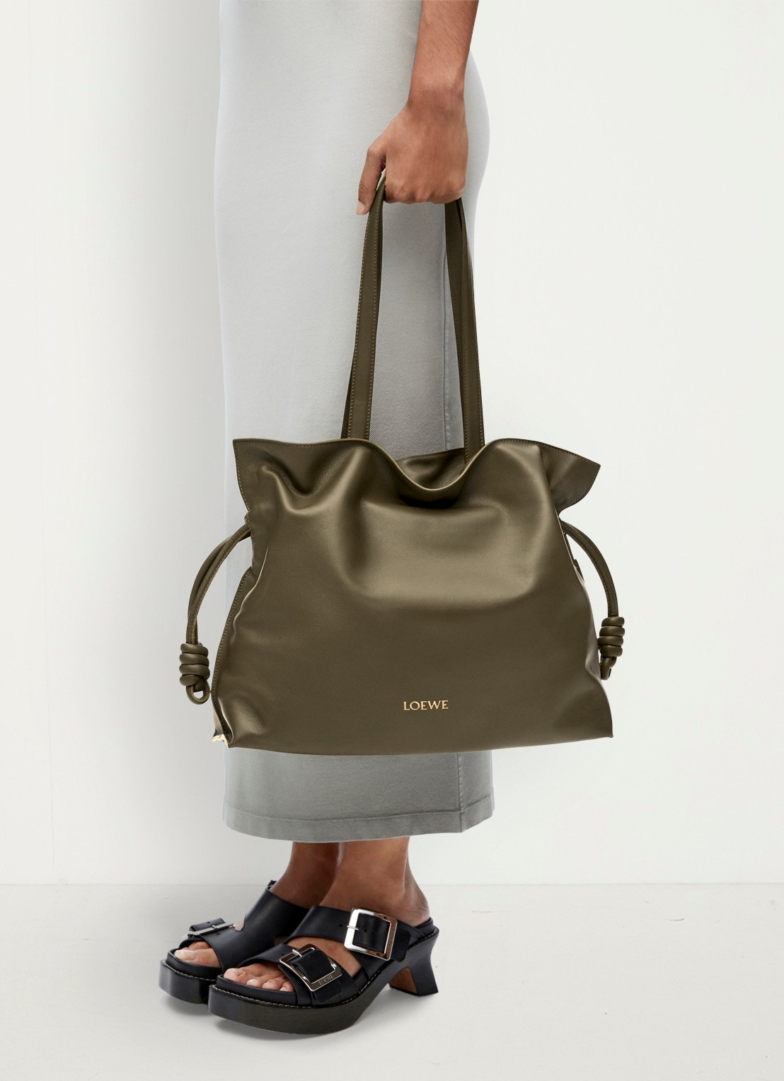 LOEWE Flamenco Large clutch van kalfsleer - detail 5 donkerkhaki