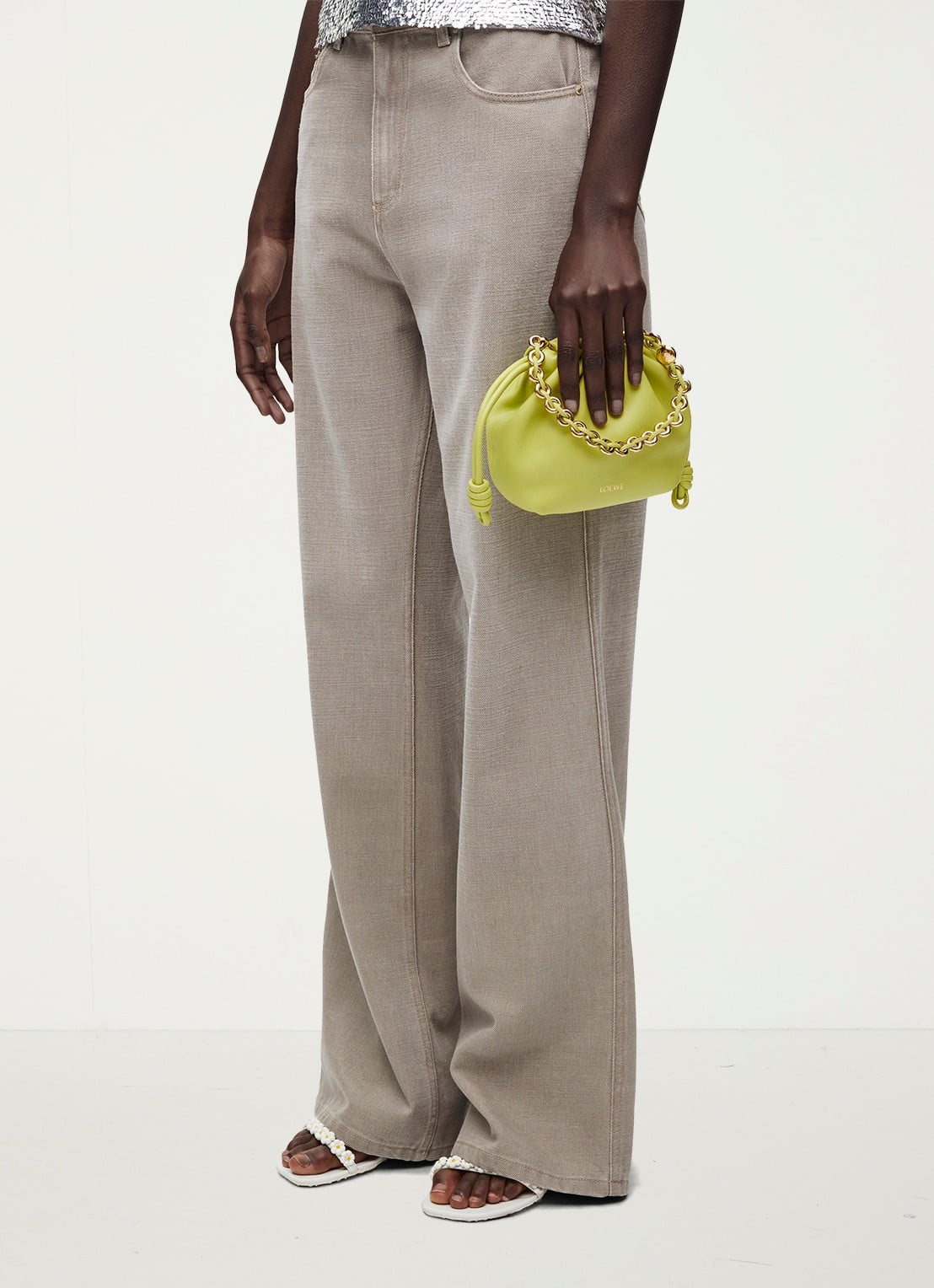 LOEWE Flamenco Mini clutch van lamsleer - detail 6 lime
