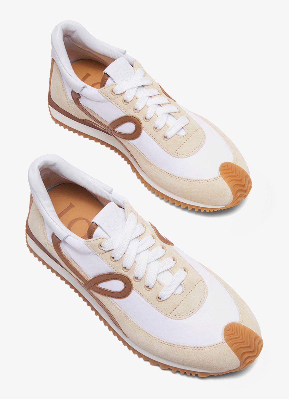 LOEWE Flow Runner 2.0 sneaker van kalfsleer met kalfssuède details - detail beige