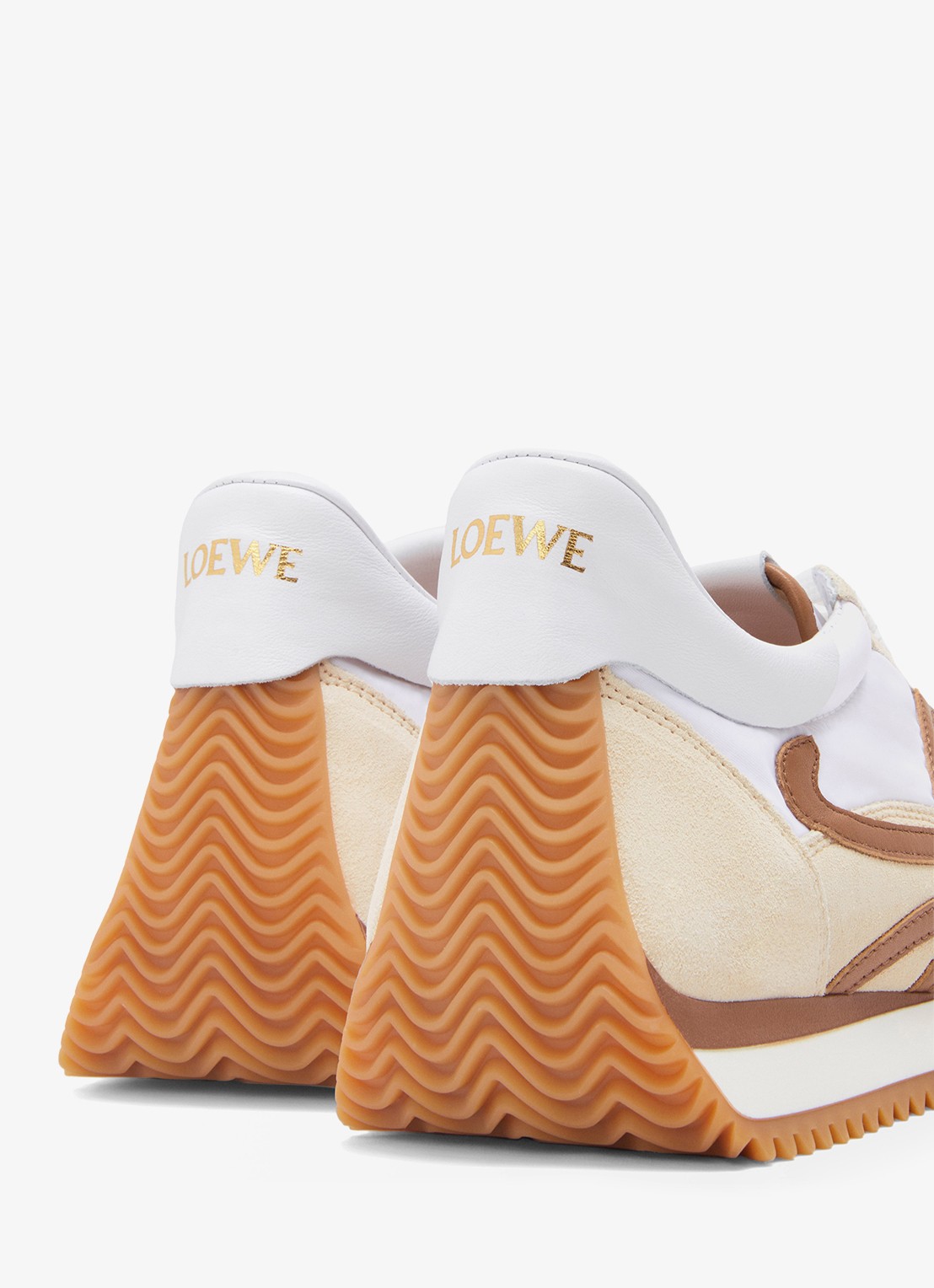 LOEWE Flow Runner 2.0 sneaker van kalfsleer met kalfssuède details - detail 2 beige