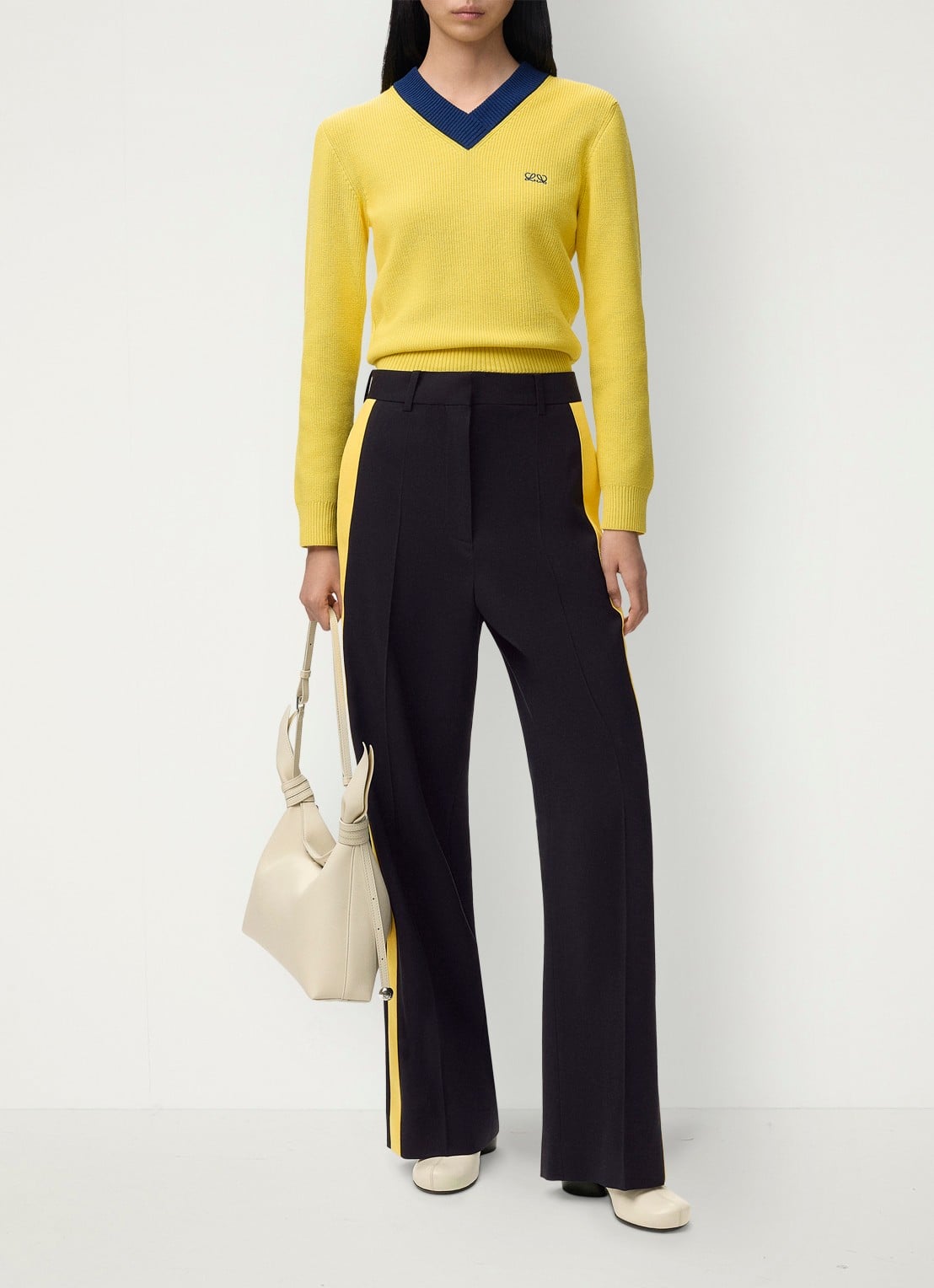 LOEWE Grofgebreide pullover in wolblend met V-hals - voorkant 2 geel