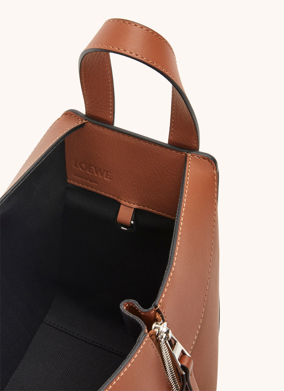 LOEWE Hammock handtas van kalfsleer - detail 7 camel