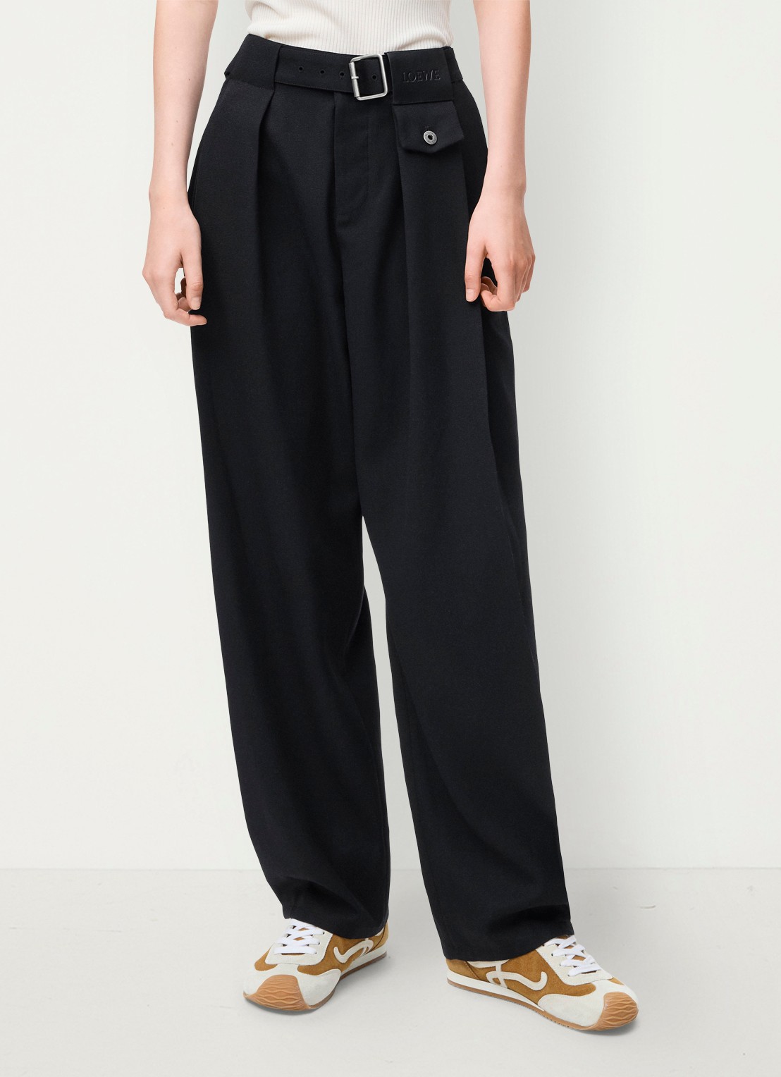 LOEWE High waist loose fit pantalon van wol met ceintuur - detail 4 zwart