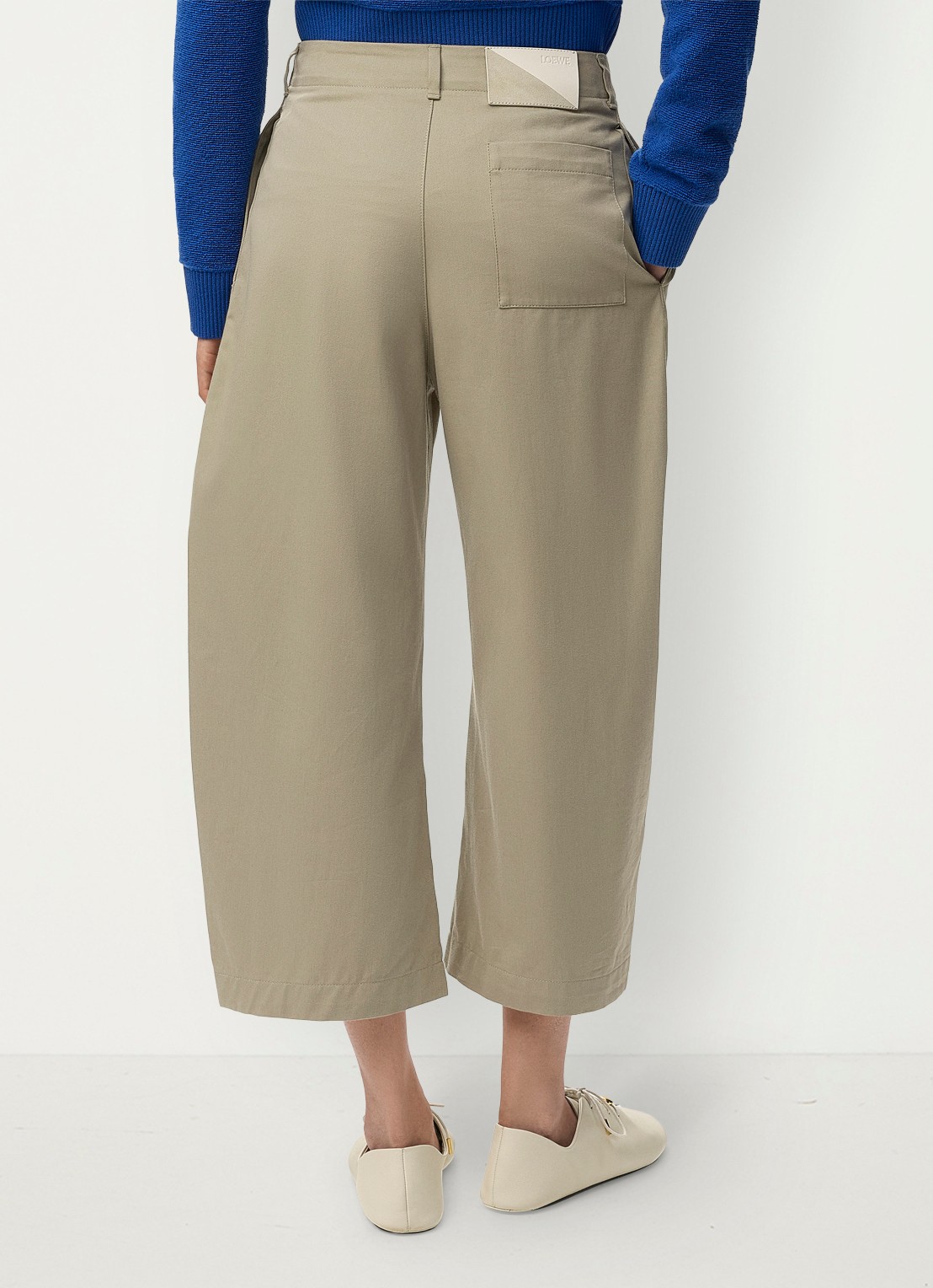 LOEWE High waist wide fit cropped broek met plooidetail - achterkant khaki