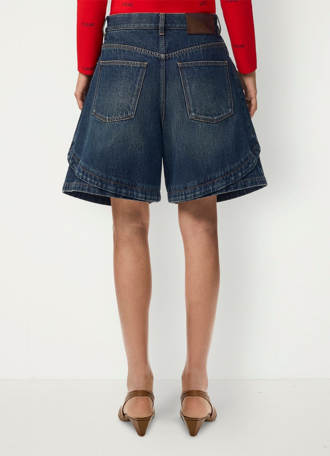 LOEWE High waist wide fit korte broek van denim met donkere wassing - achterkant 3 donkerblauw