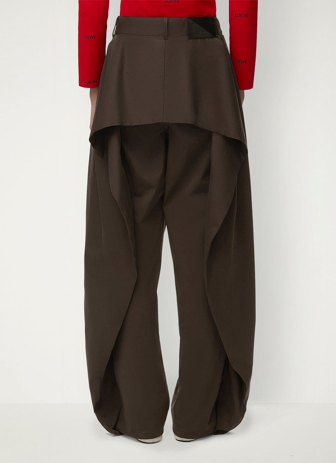LOEWE High waist wide fit pantalon in zijdeblend met plooidetail - achterkant 3 bruin