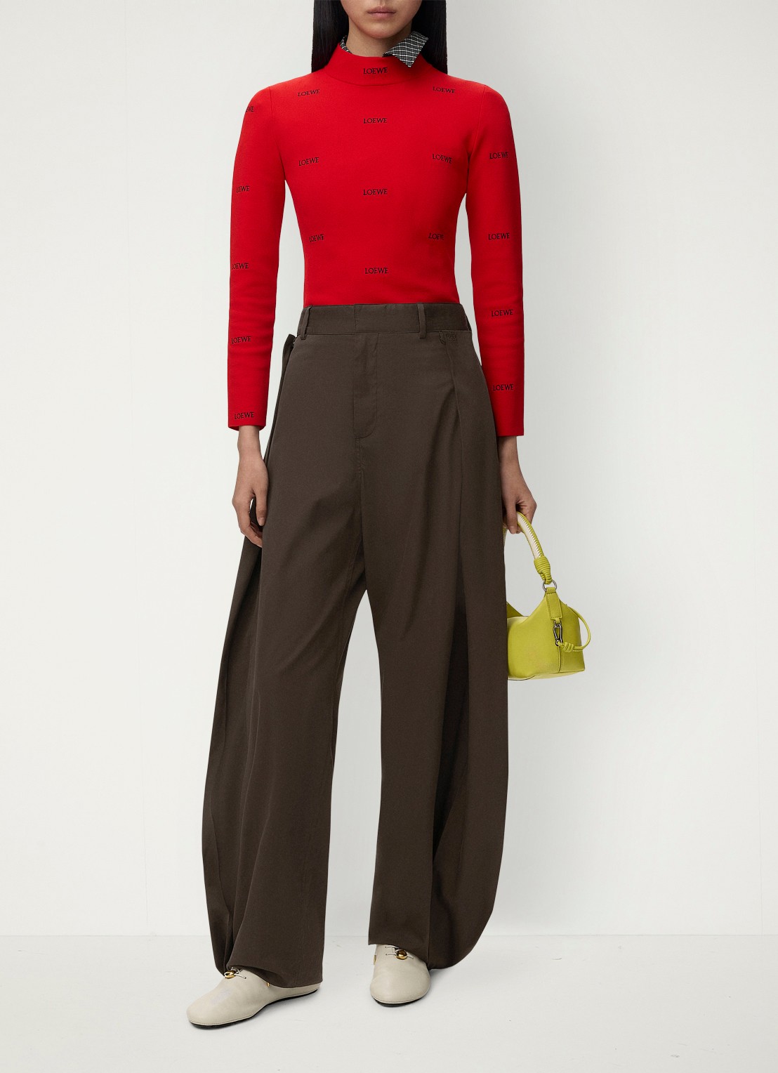 LOEWE High waist wide fit pantalon in zijdeblend met plooidetail - voorkant 2 bruin