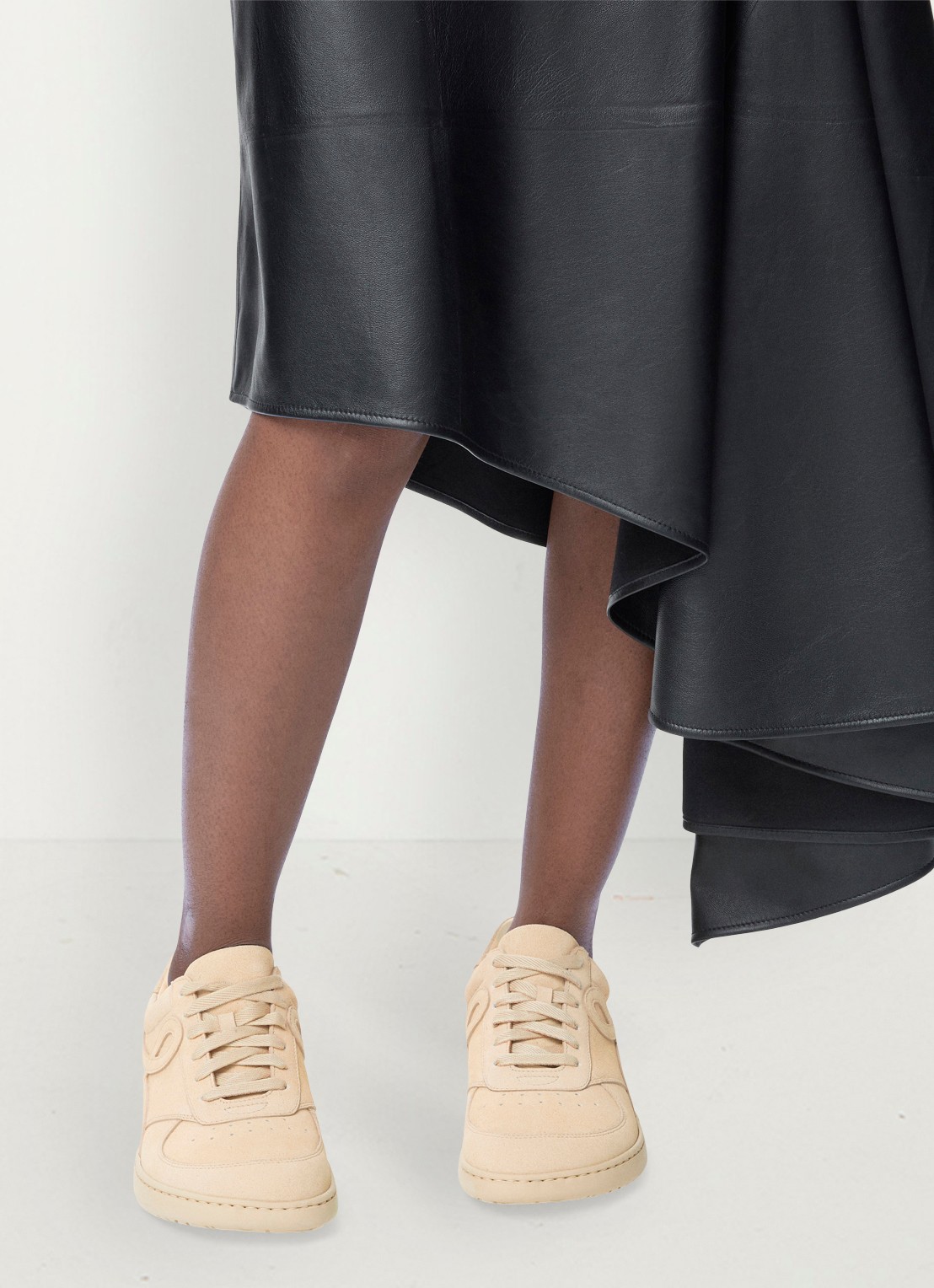 LOEWE Jambo sneaker van kalfssuède - voorkant 2 beige