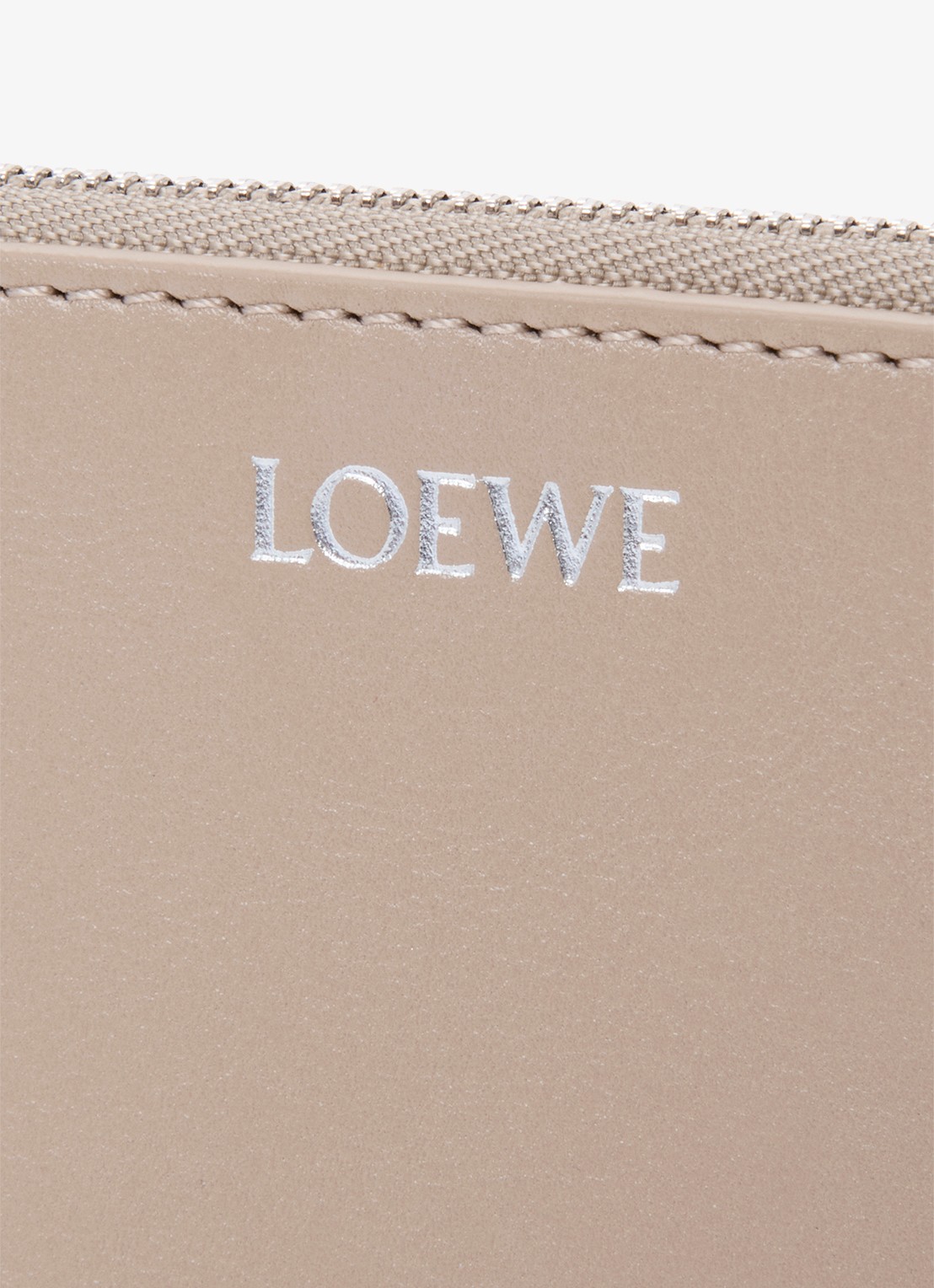 LOEWE Knot pasjeshouder van kalfsleer - detail 4 zand