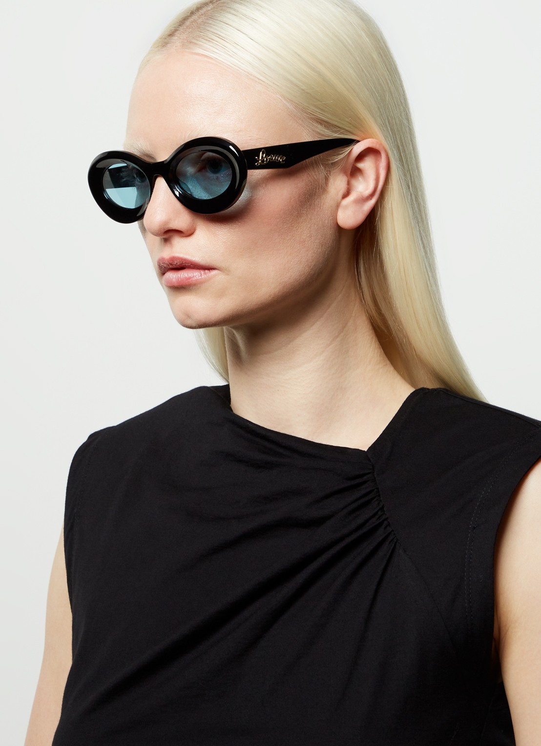 LOEWE Loop zonnebril LW40110U - voorkant 2 zwart