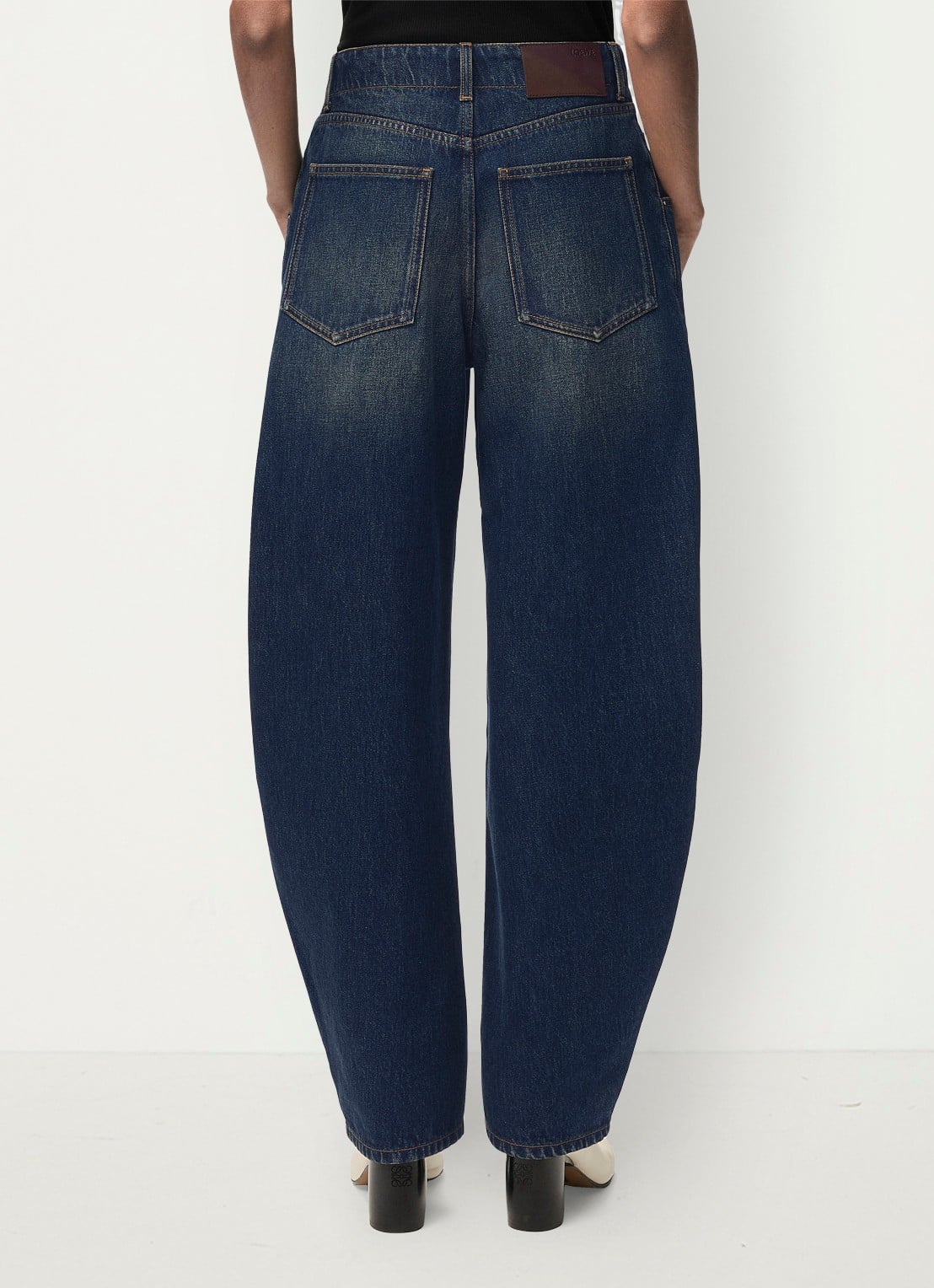 LOEWE Mid waist balloon jeans met donkere wassing - achterkant donkerblauw