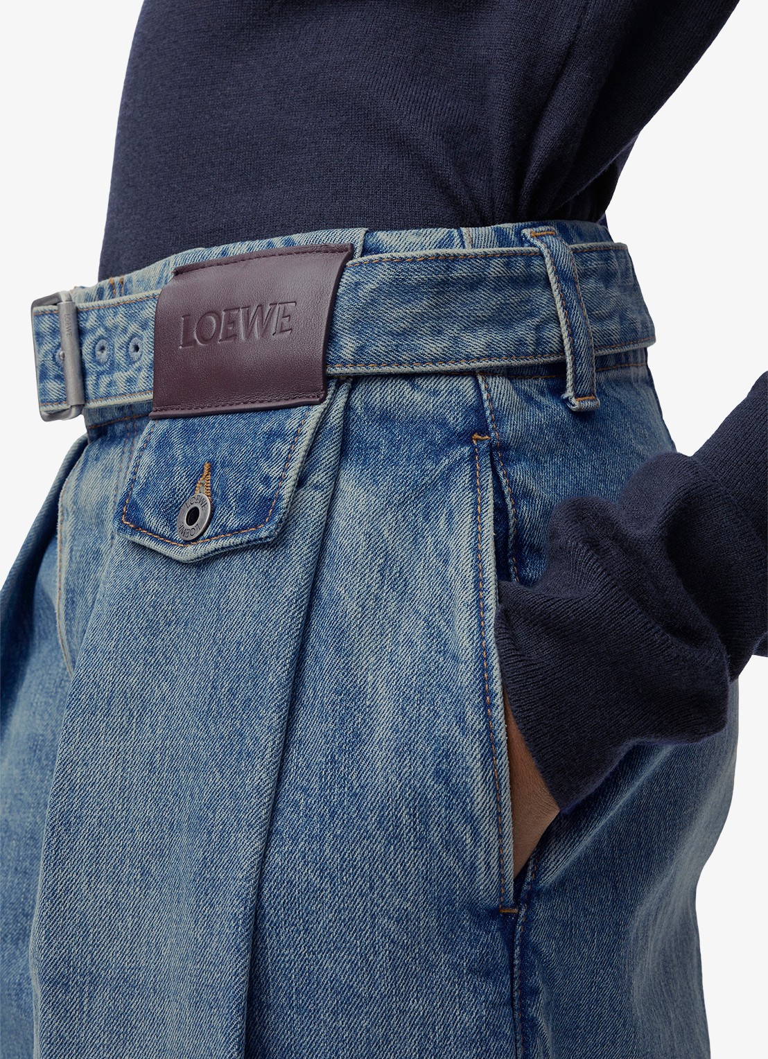 LOEWE Mid waist loose fit jeans met ceintuur - detail 4 indigo
