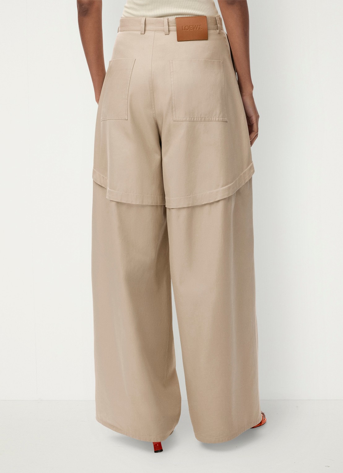 LOEWE Mid waist wide fit pantalon met steekzakken - achterkant beige