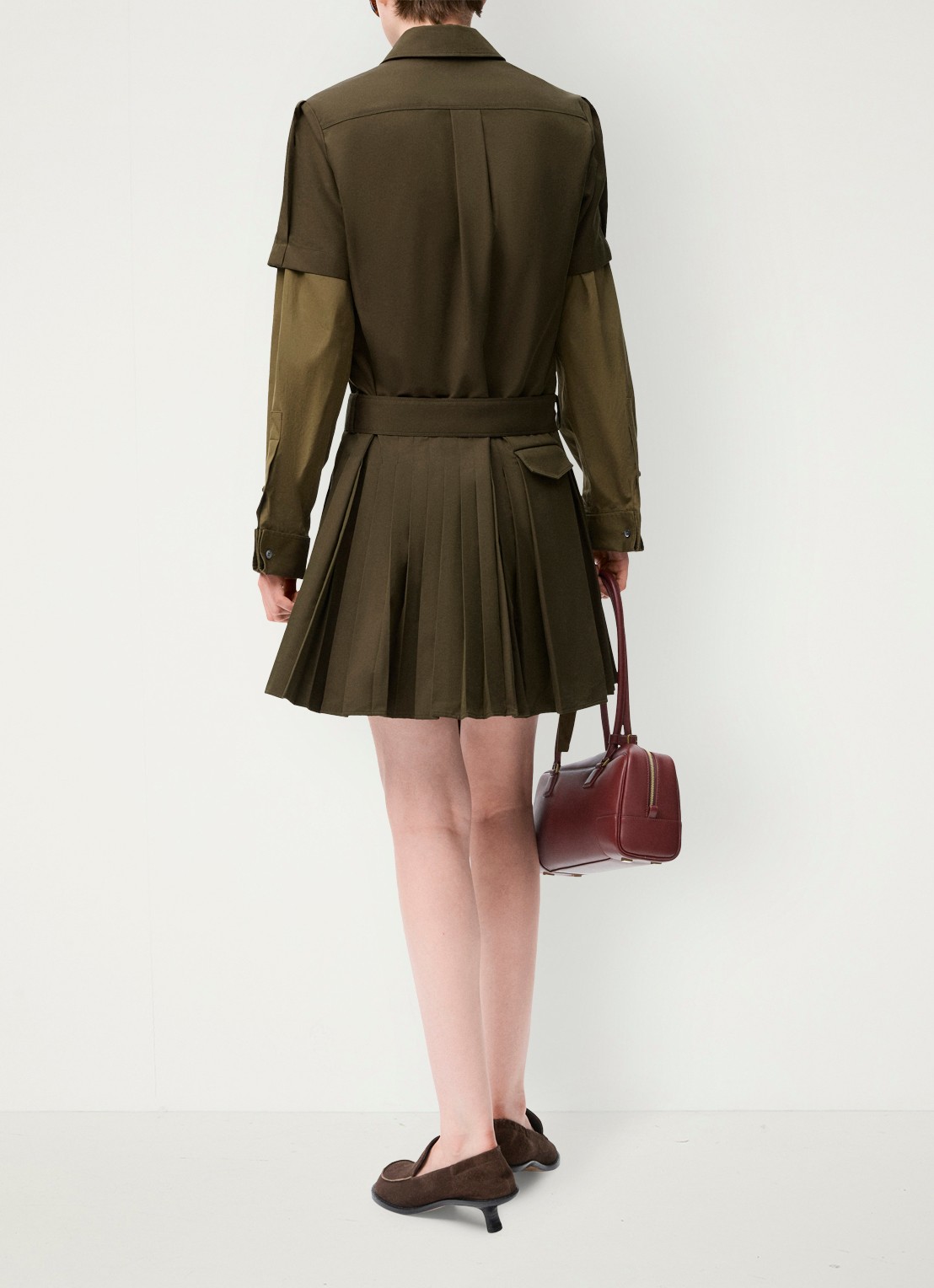 LOEWE Mini blousejurk met ceintuur en plissé - achterkant khaki