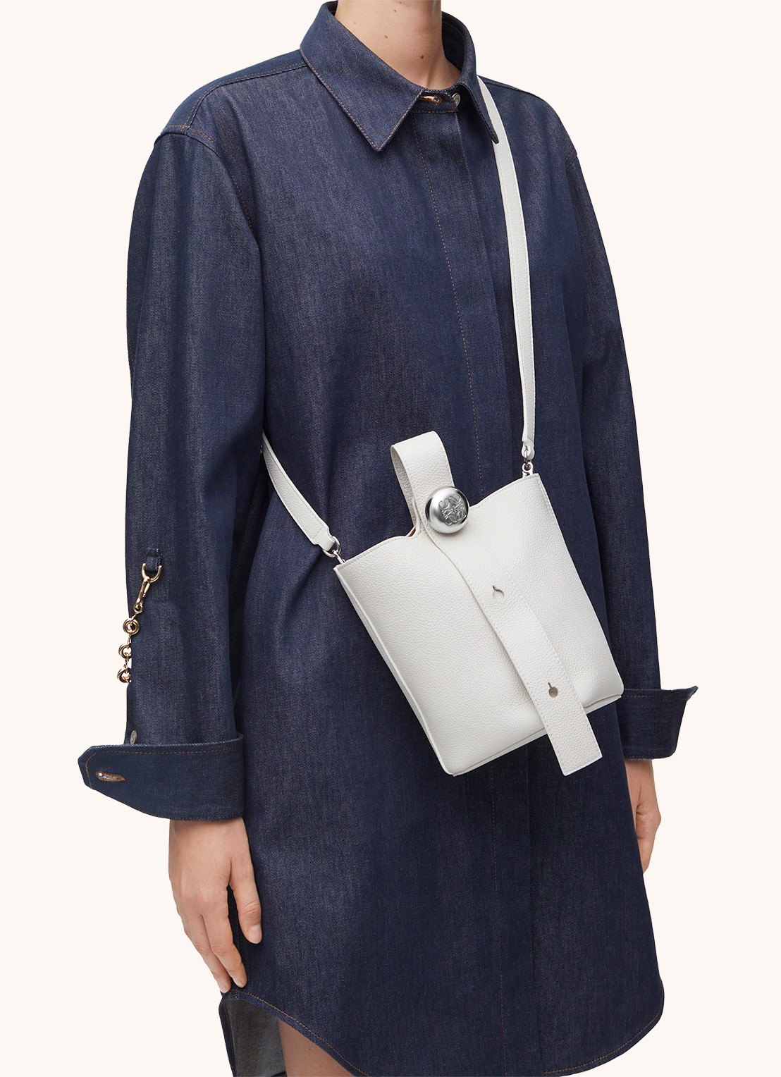 LOEWE Pebble Bucket Mini crossbodytas van kalfsleer - detail 8 wit