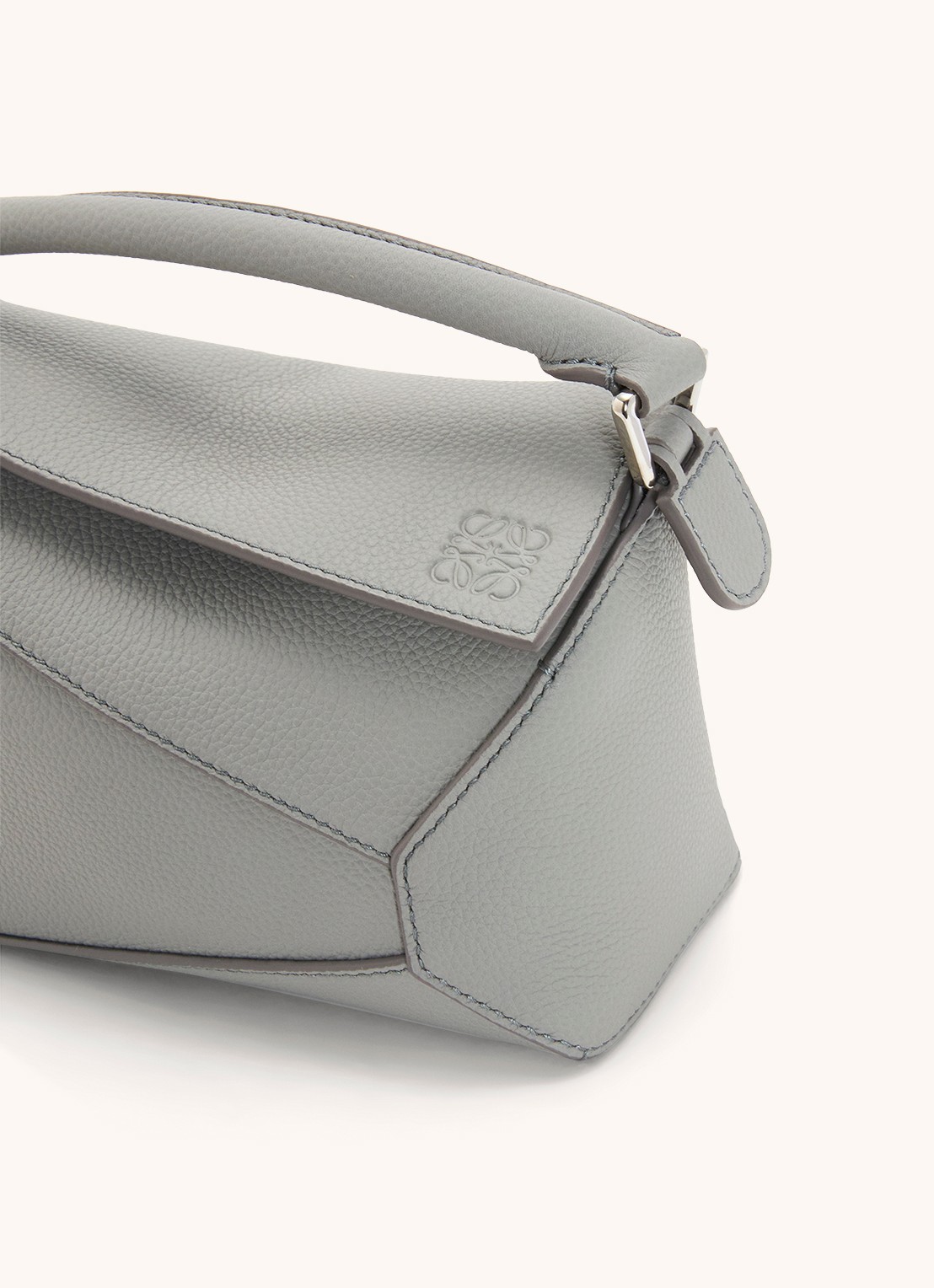 LOEWE Puzzle Edge Mini handtas van kalfsleer - detail lichtgrijs