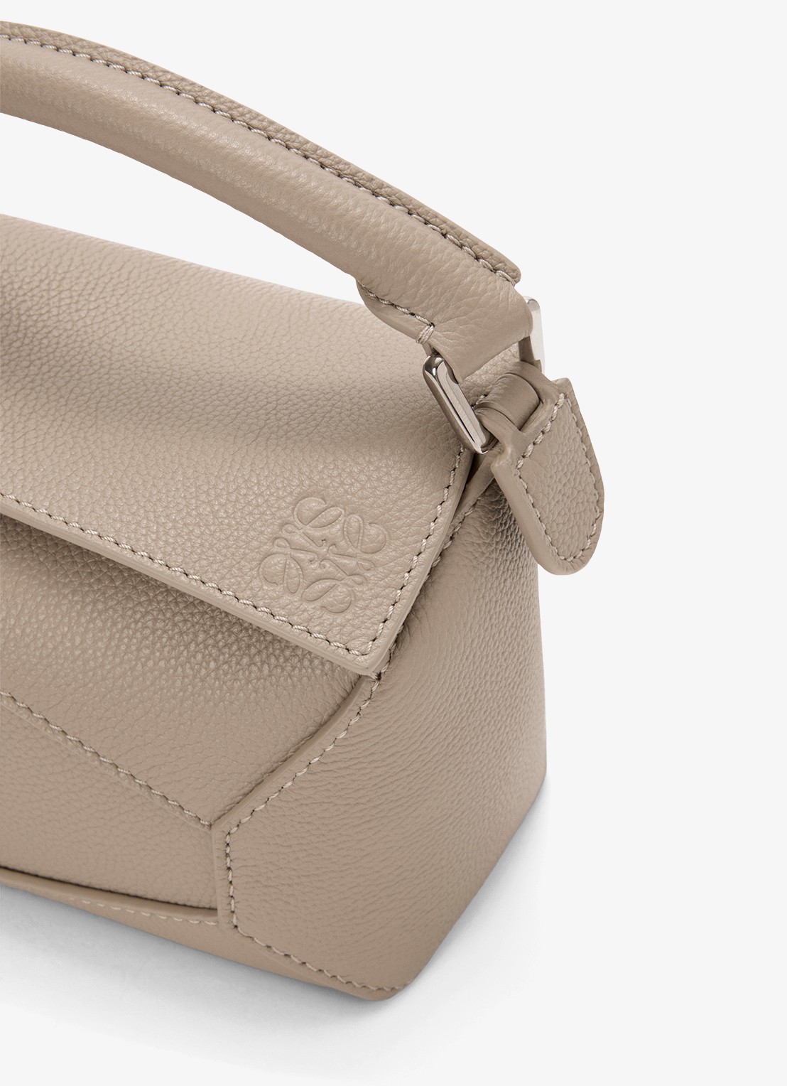 LOEWE Puzzle Edge Mini handtas van kalfsleer - detail 5 zand
