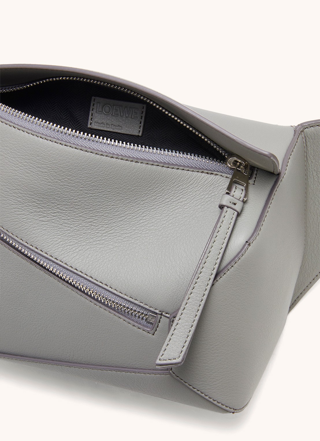LOEWE Puzzle Edge Small crossbodytas van kalfsleer - detail middengrijs
