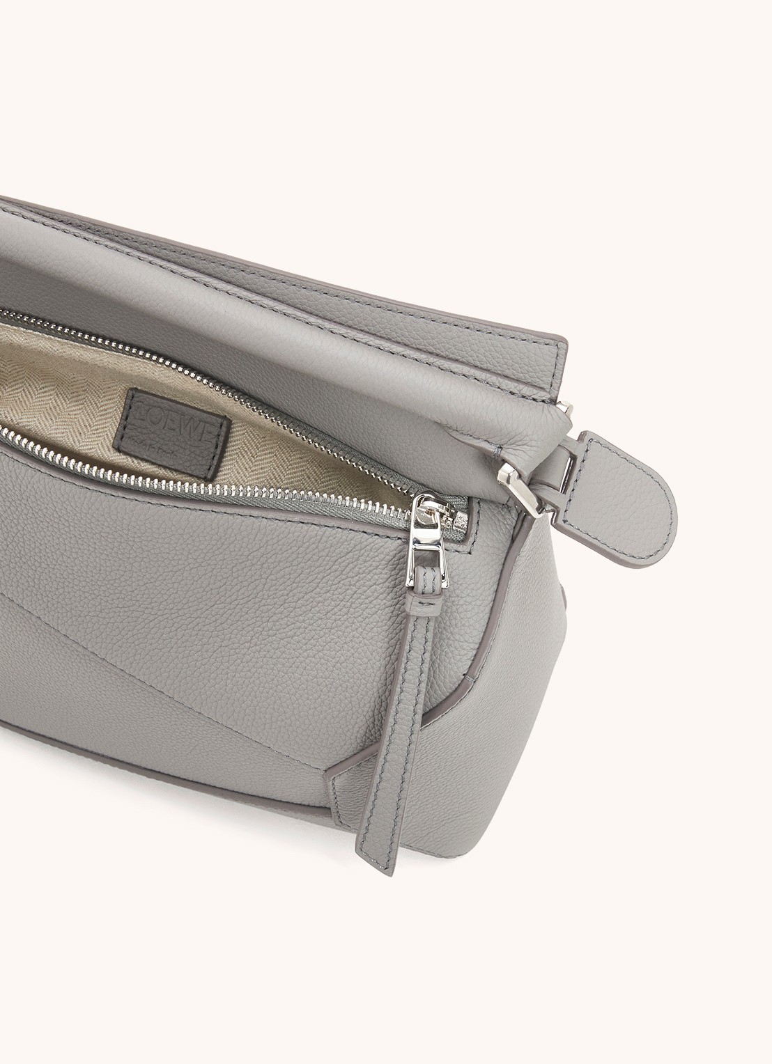 LOEWE Puzzle Edge Small handtas van kalfsleer - detail 4 lichtgrijs