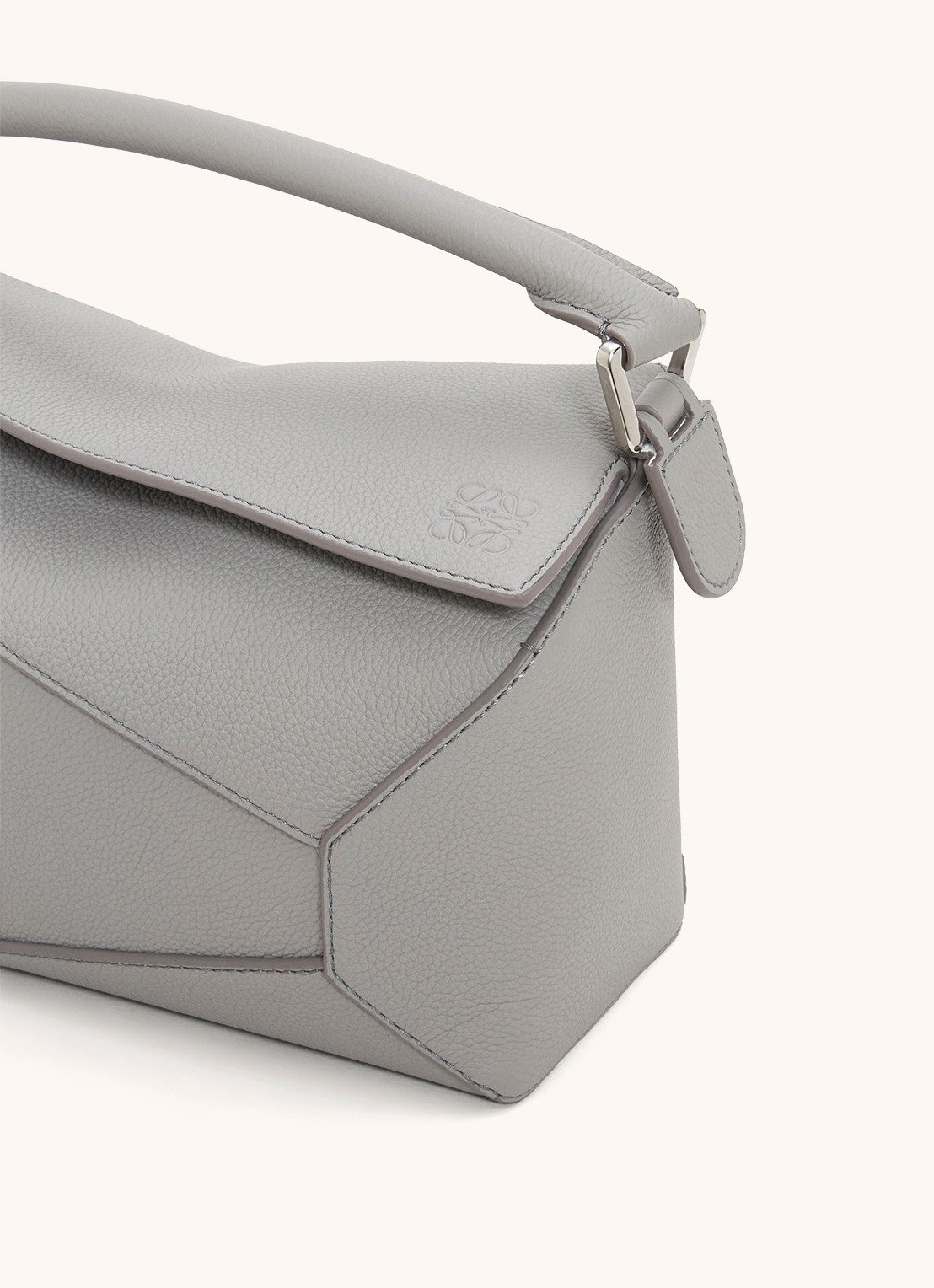 LOEWE Puzzle Edge Small handtas van kalfsleer - detail 5 lichtgrijs