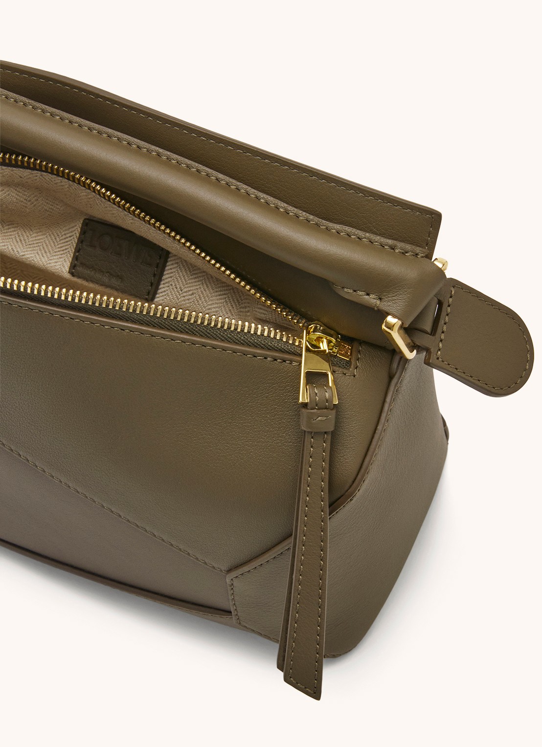 LOEWE Puzzle Edge Small handtas van kalfsleer - detail 5 bronsgroen