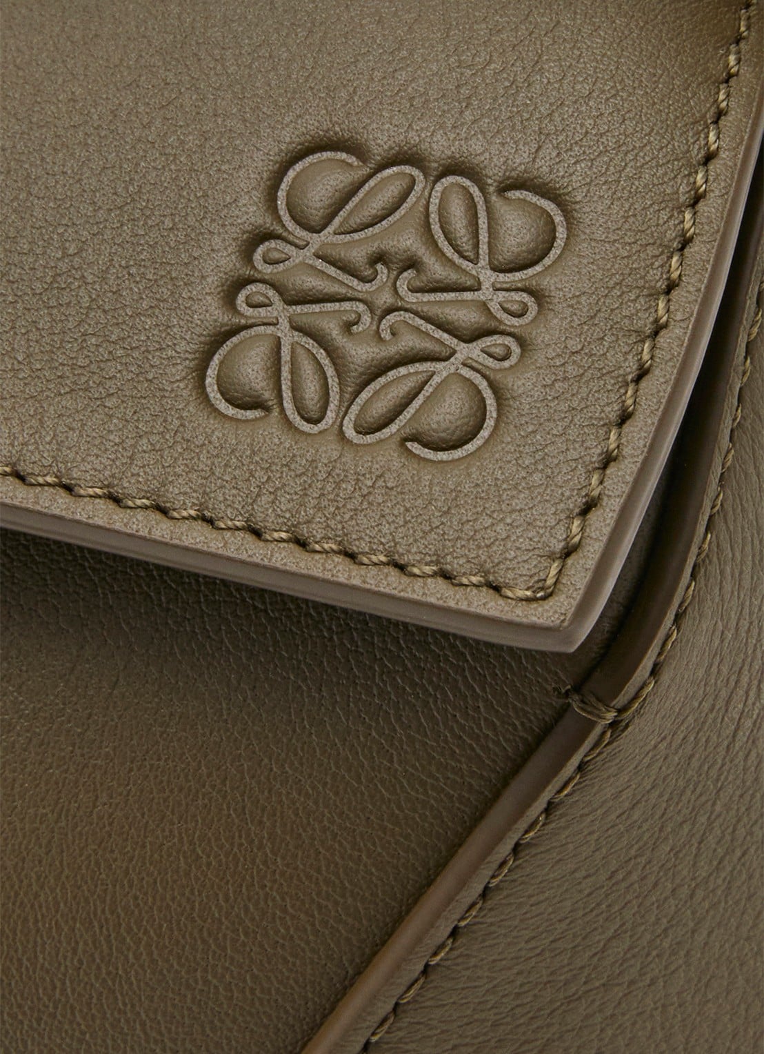 LOEWE Puzzle Edge Small handtas van kalfsleer - detail 6 bronsgroen