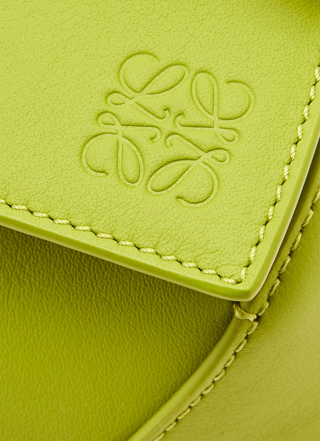 LOEWE Puzzle Edge Small handtas van kalfsleer - detail 4 lime