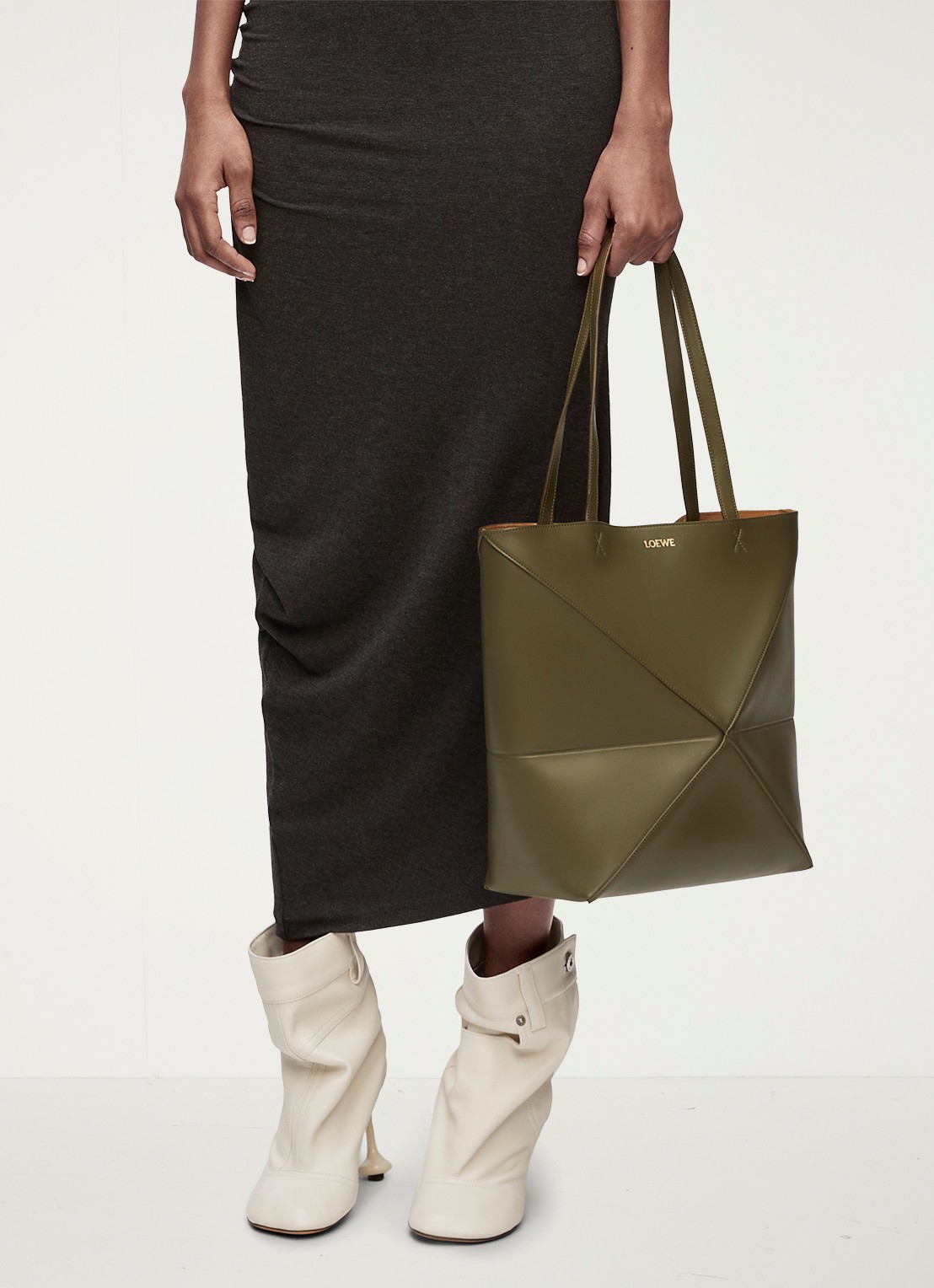 LOEWE Puzzle Fold Medium shopper van kalfsleer - voorkant 8 bronsgroen